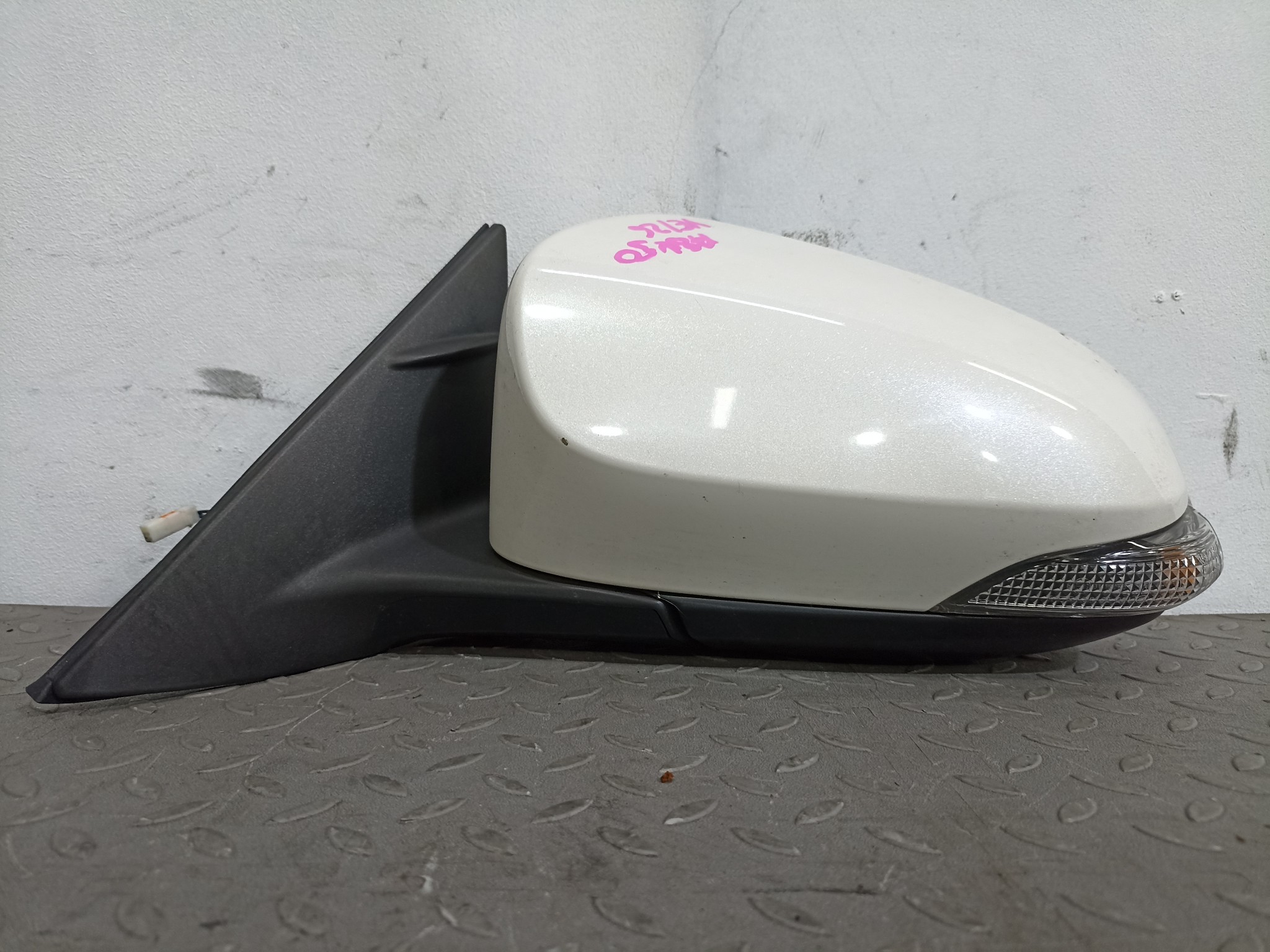 ЗЕРКАЛО TOYOTA DAIHATSU ALTIS CAMRY ЛЕВОЕ 8794033A50 белый, 070 YE126