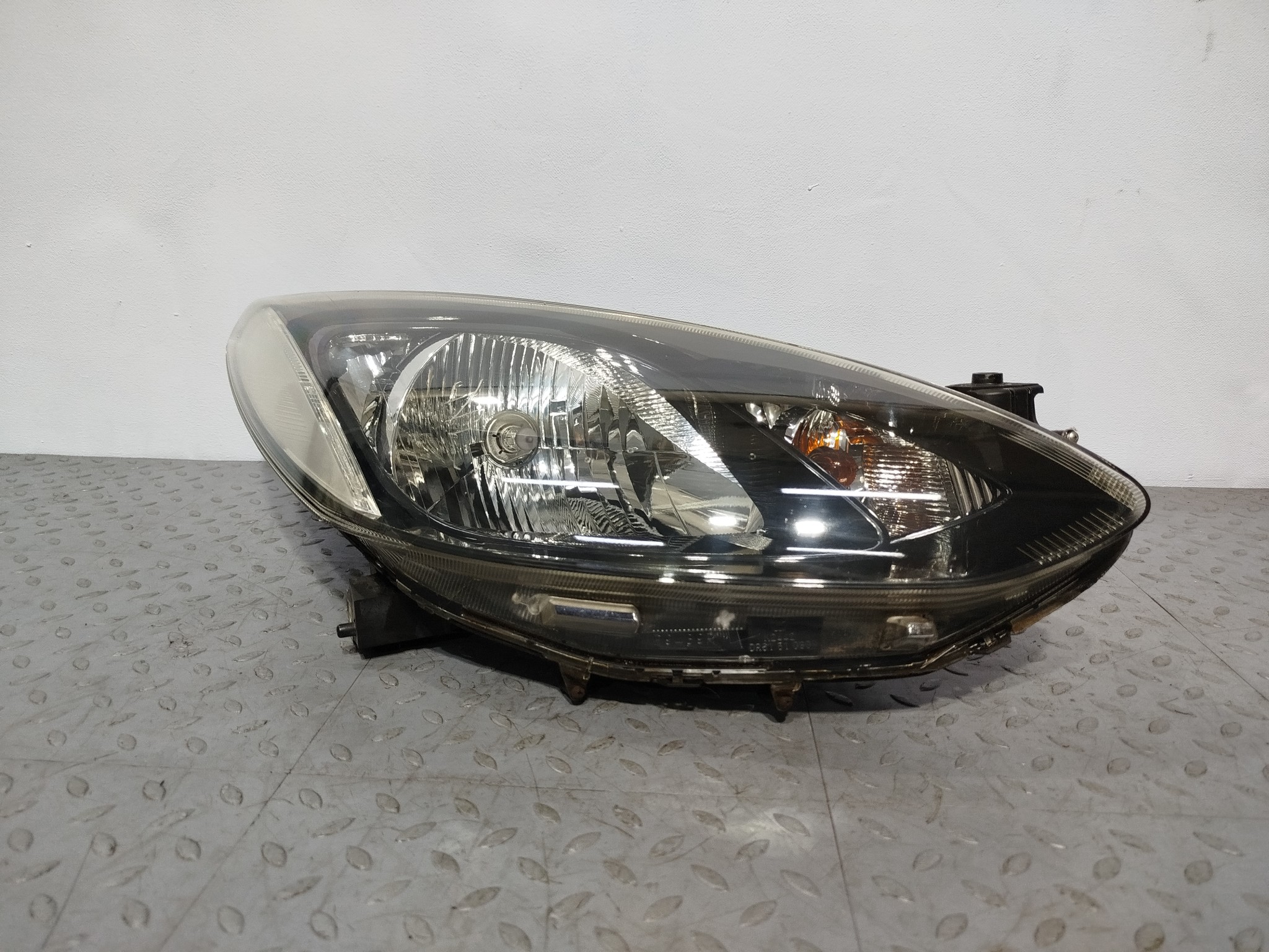 ФАРА MAZDA ПРАВАЯ D651510K0D  F620Z
