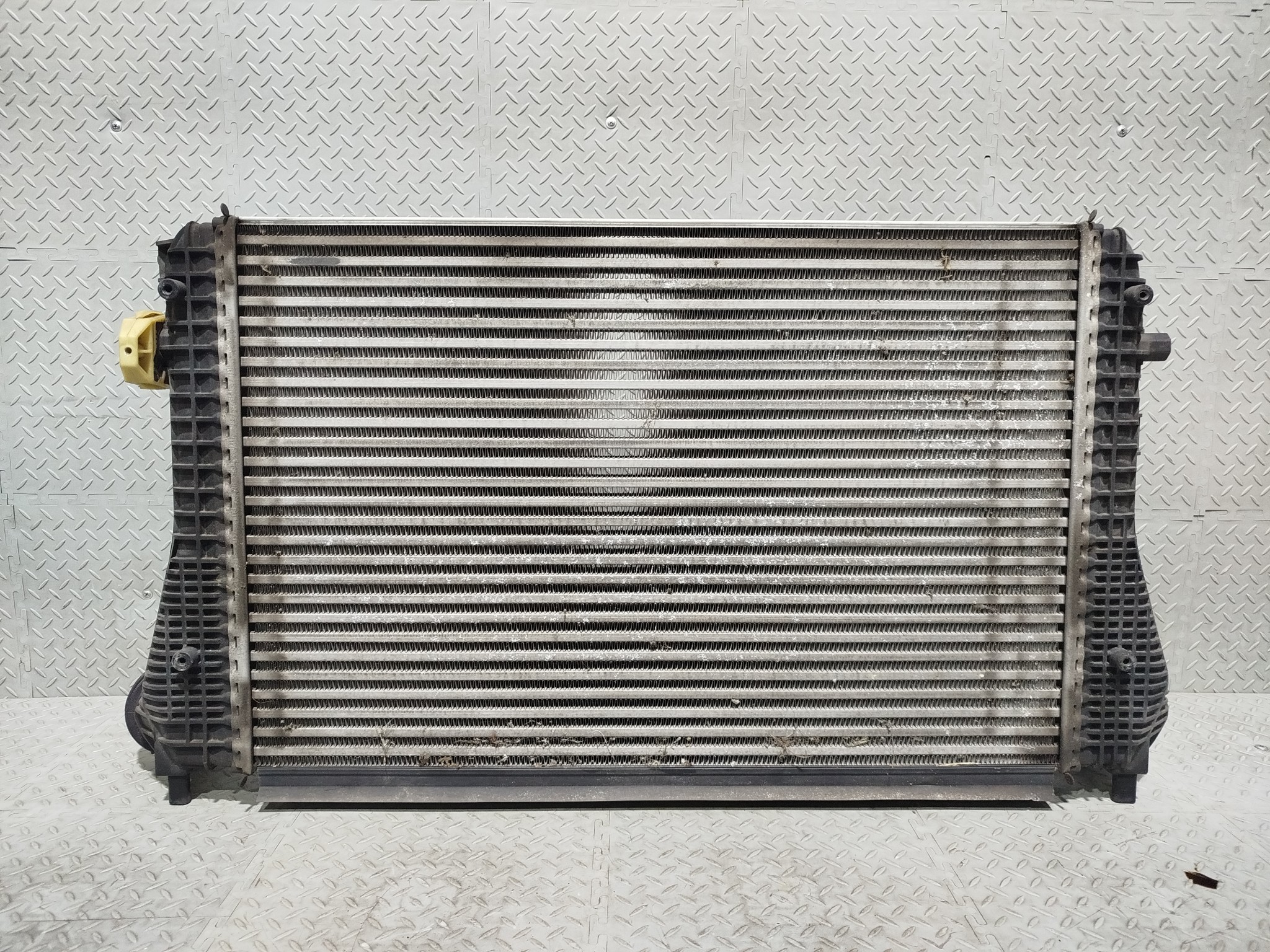 РАДИАТОР ИНТЕРКУЛЕРА AUDI VOLKSWAGEN SEAT SKODA 1K0145803A NA6818Z