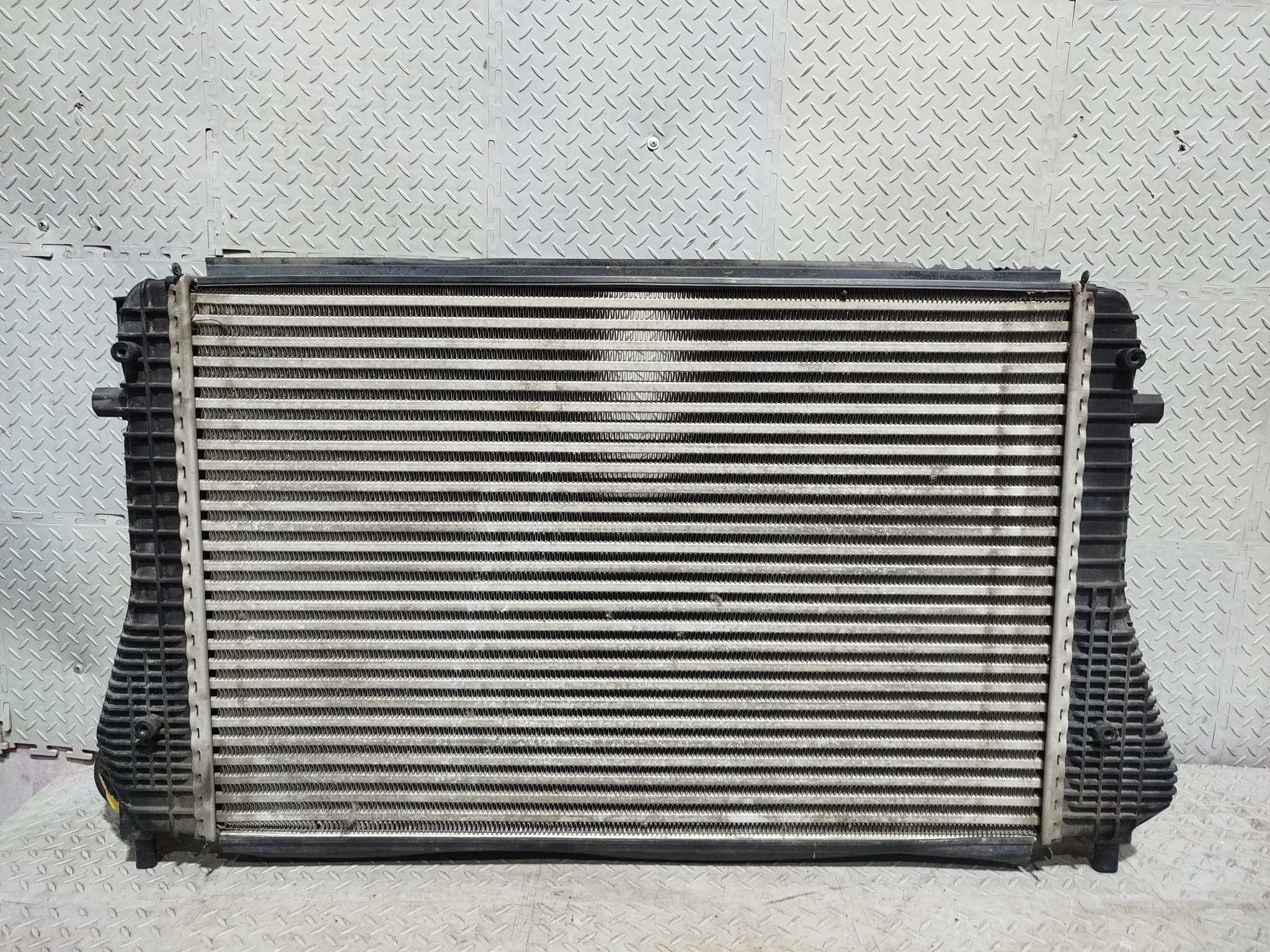 РАДИАТОР ИНТЕРКУЛЕРА AUDI VOLKSWAGEN SEAT SKODA 1K0145803A XE284
