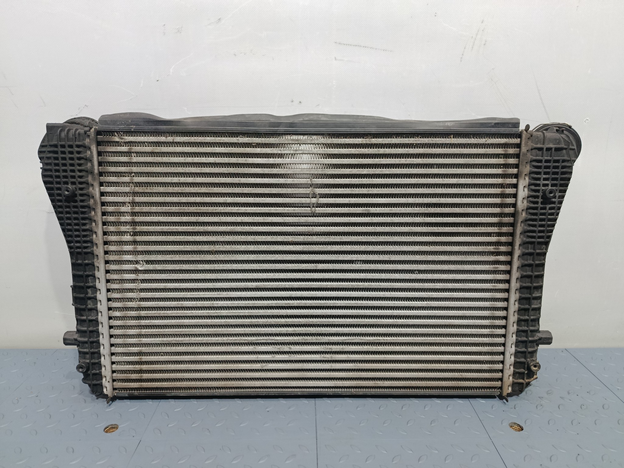 РАДИАТОР ИНТЕРКУЛЕРА AUDI VOLKSWAGEN SEAT SKODA 1K0145803A KB694