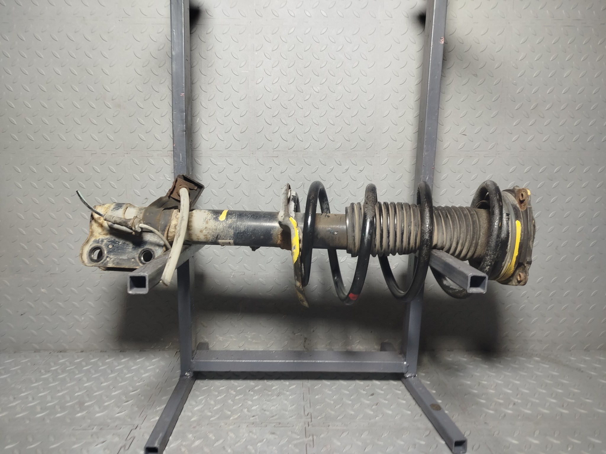 СТОЙКА ХОДОВКИ NISSAN ПЕРЕДНЯЯ ЛЕВАЯ E43031KC2B  TE162