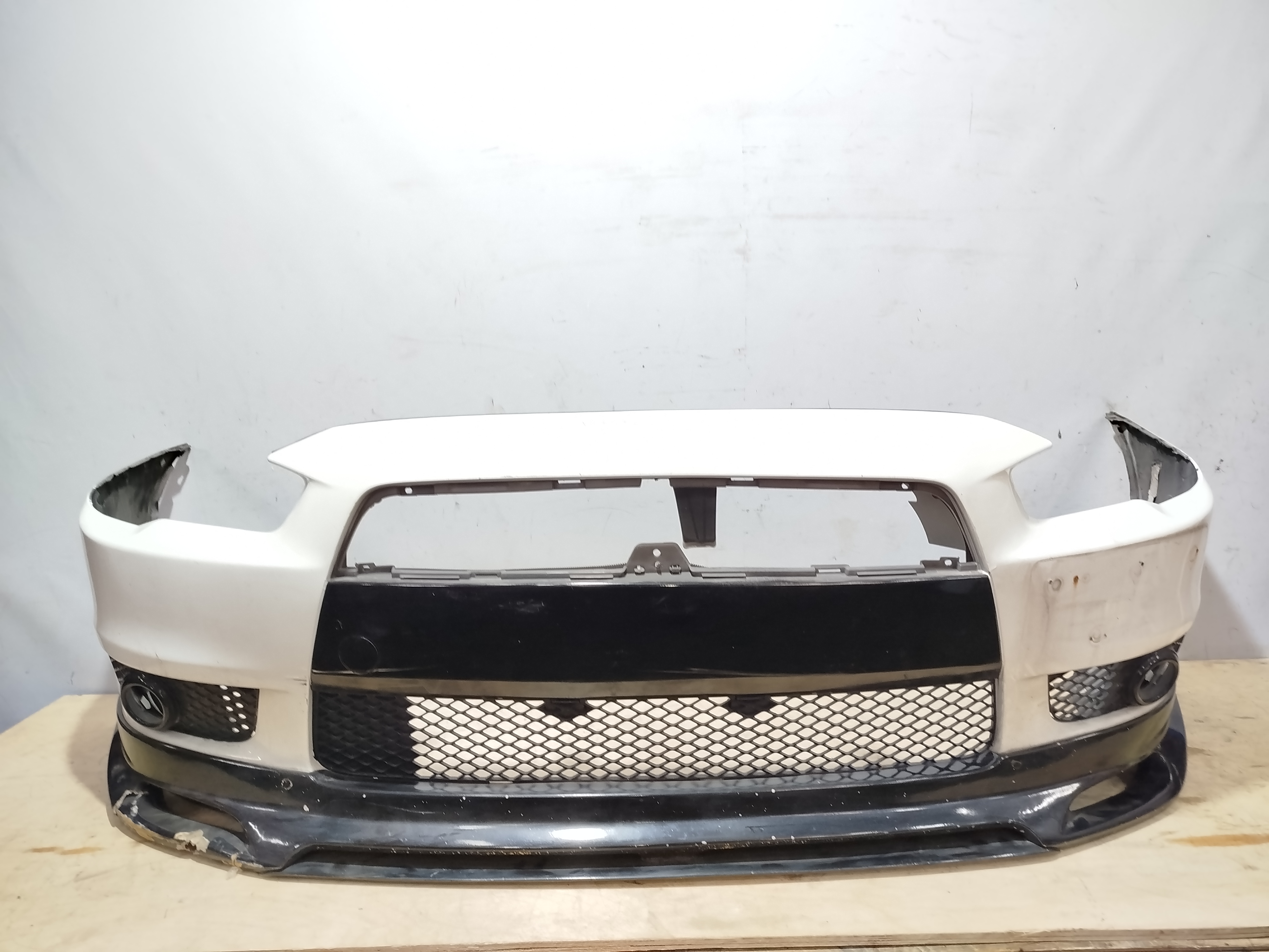 БАМПЕР MITSUBISHI GALANT FORTIS LANCER 6400C251HC ПЕРЕДНИЙ белый DY320Z