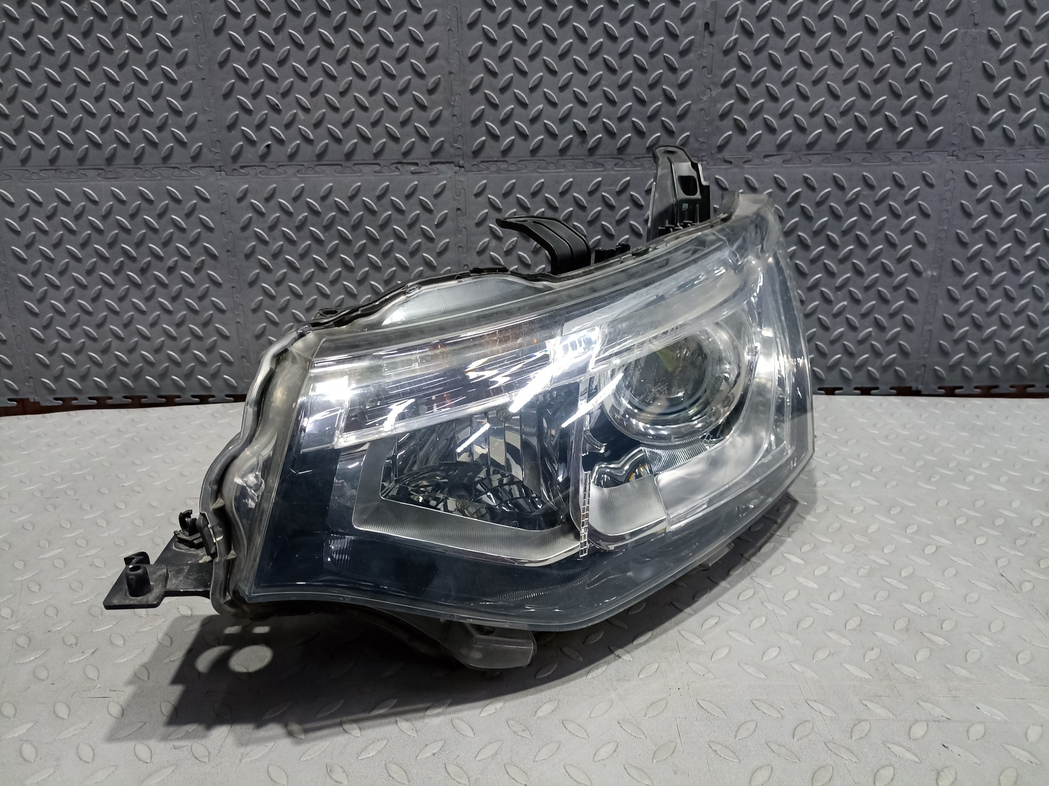 ФАРА MITSUBISHI ЛЕВАЯ 8301C205  KE731Z