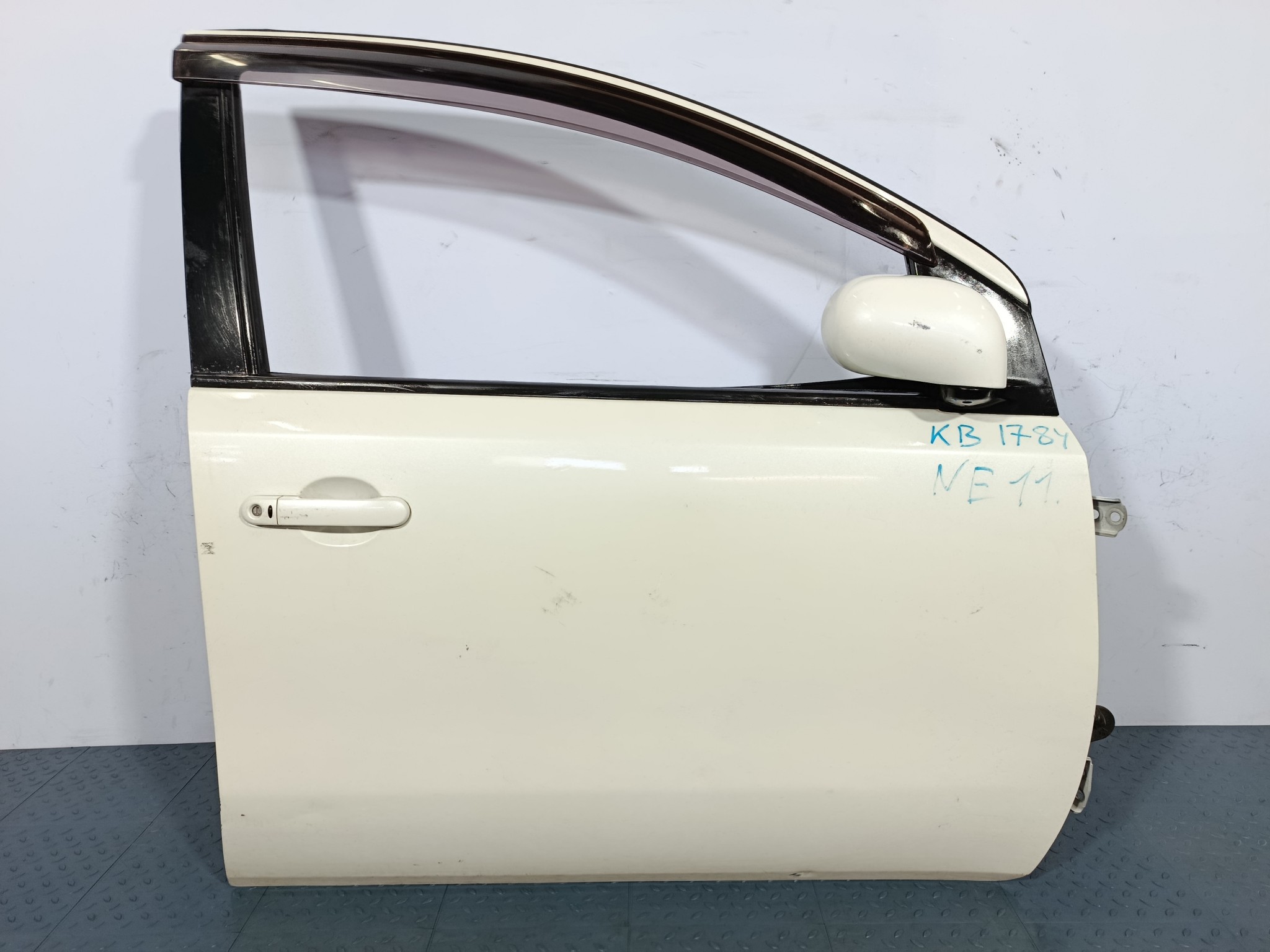 ДВЕРЬ NISSAN NOTE H010M1U6MA ПЕРЕДНЯЯ ПРАВАЯ  белый, QX1 KB1784