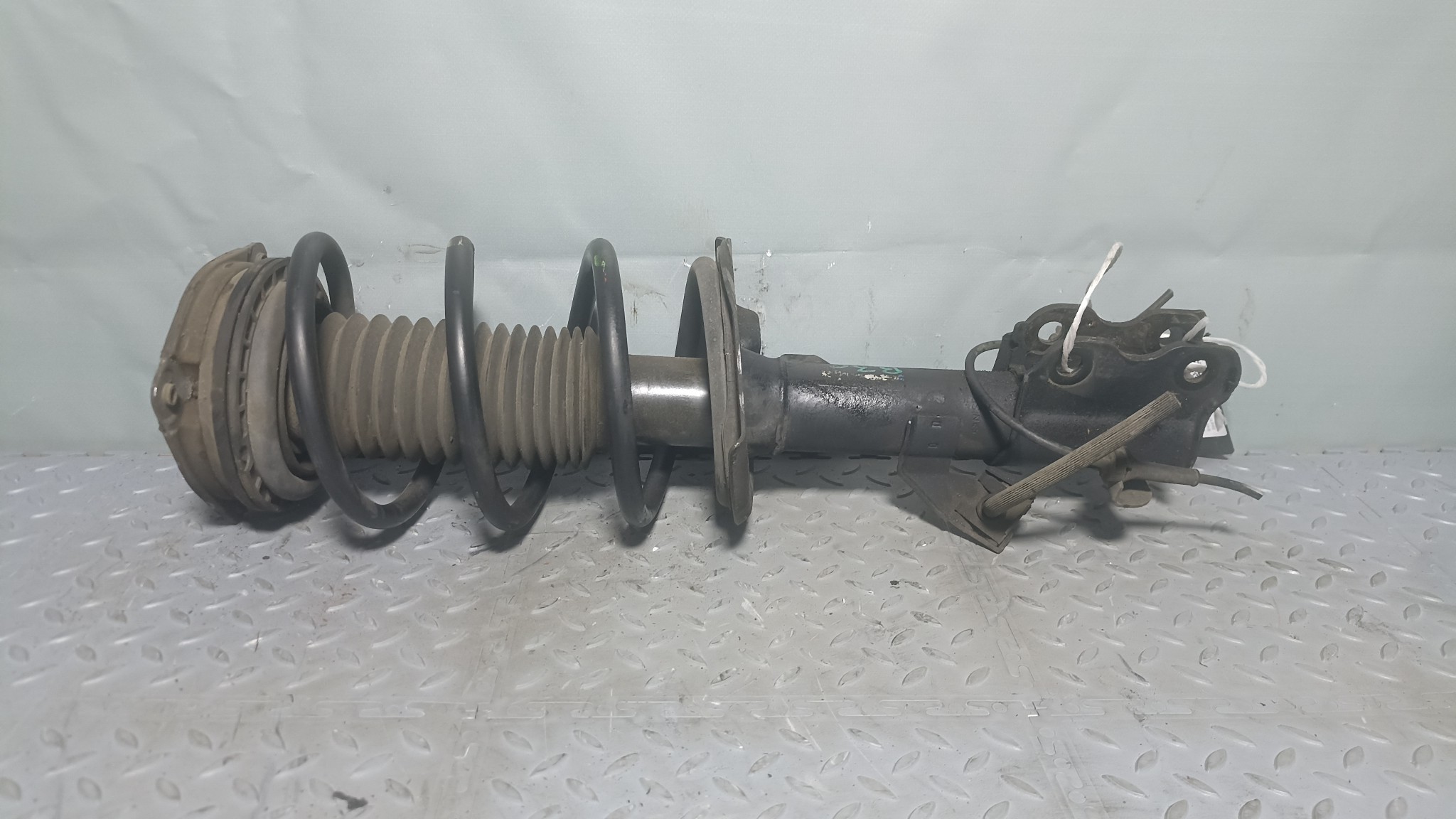 СТОЙКА ХОДОВКИ MAZDA ПЕРЕДНЯЯ ЛЕВАЯ B30D34900B F2259
