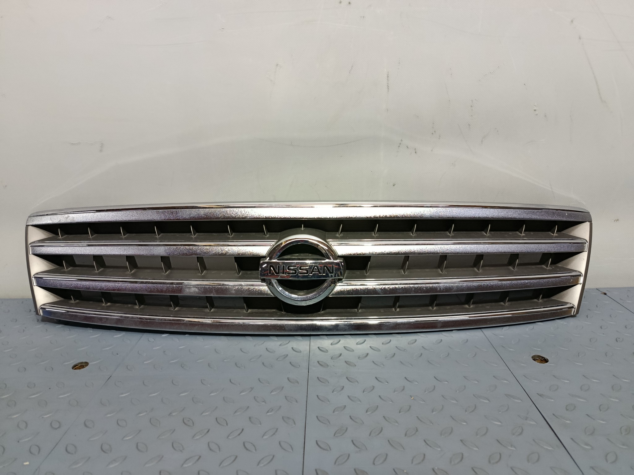 РЕШЕТКА РАДИАТОРА NISSAN 623109Y000 KB748Z