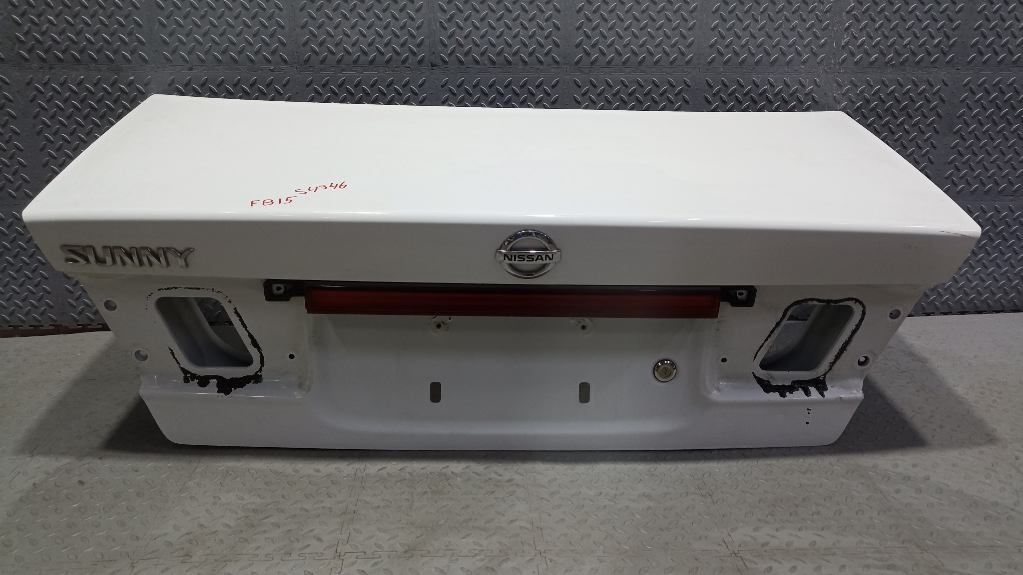 КРЫШКА БАГАЖНИКА NISSAN SUNNY H43004M4CM  белый, QM1 S4346