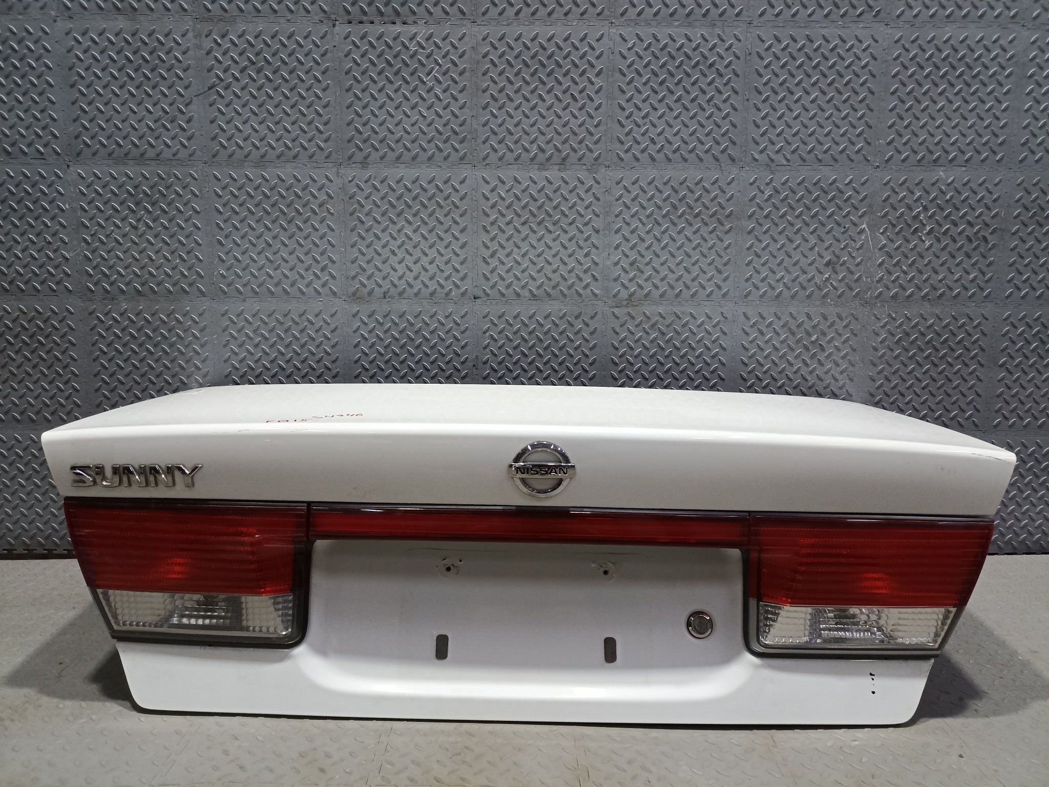 КРЫШКА БАГАЖНИКА NISSAN SUNNY H43004M4CM белый, QM1 S4346