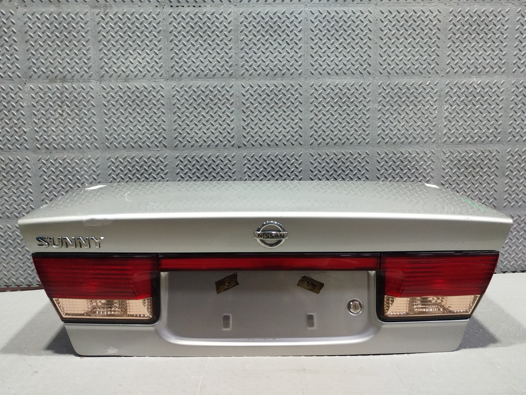 КРЫШКА БАГАЖНИКА NISSAN SUNNY H43004M4CM  серебро, KY0 KE666