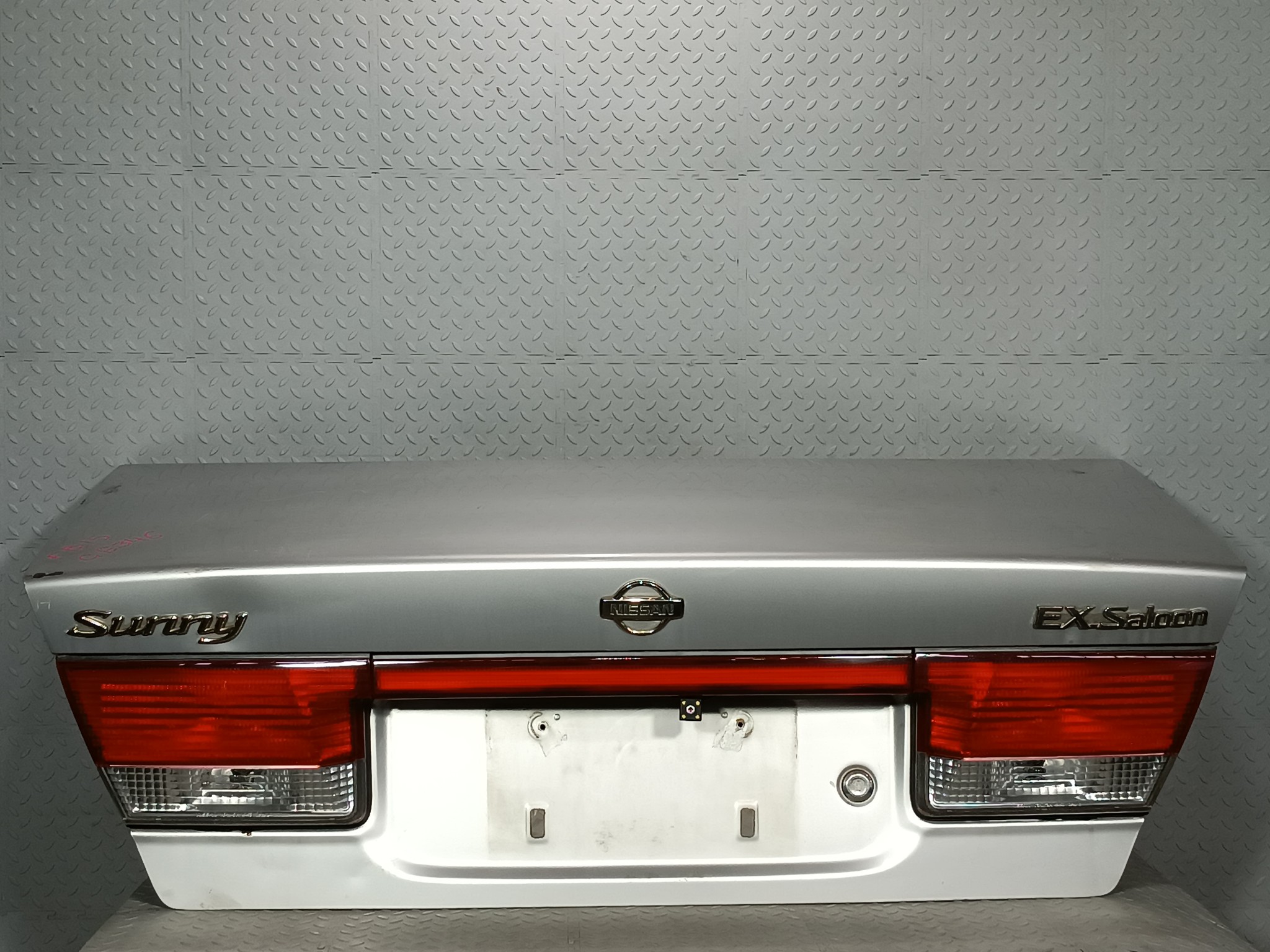 КРЫШКА БАГАЖНИКА NISSAN SUNNY H43004M4CM  серебро, KL0 GE346