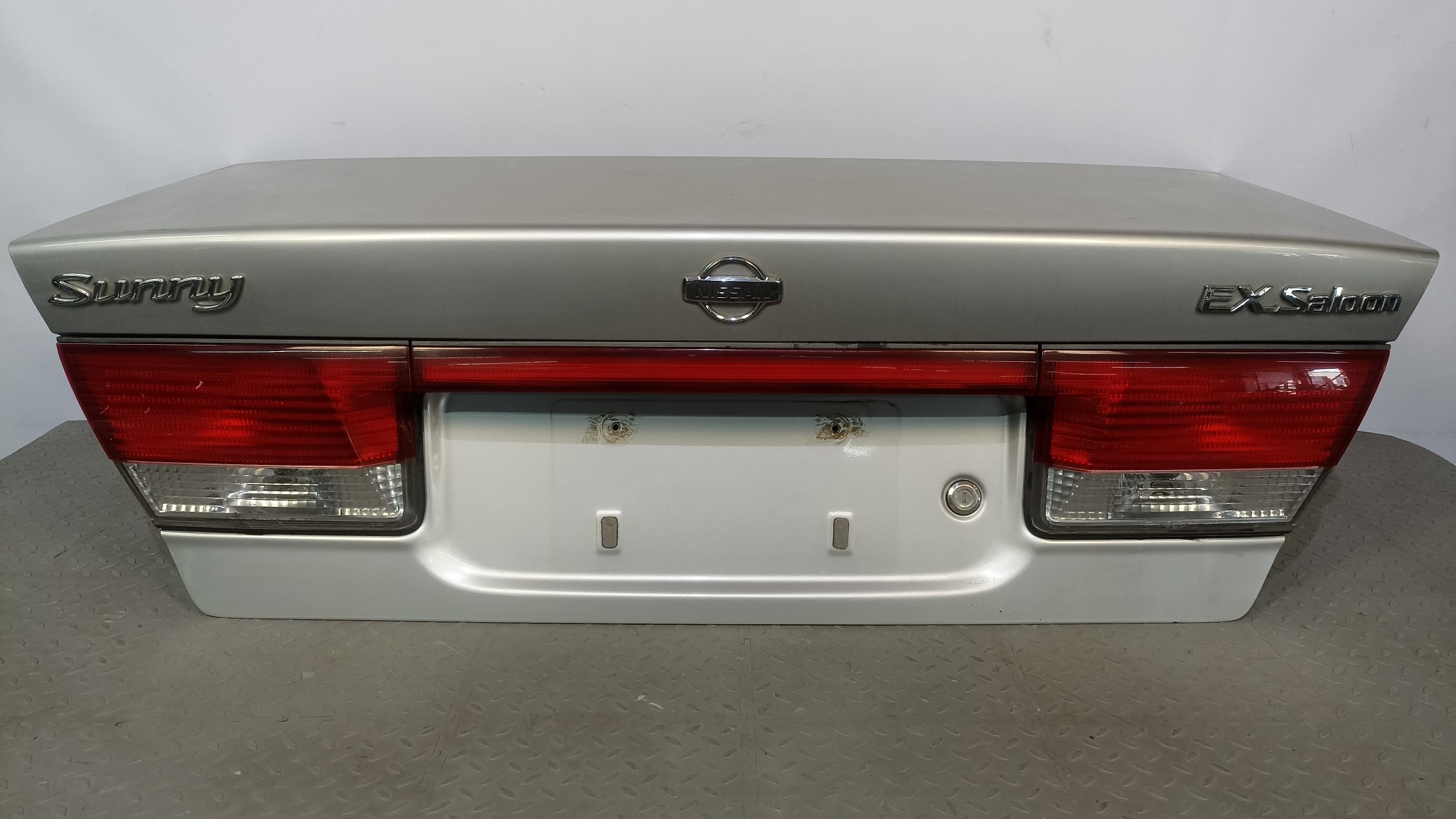 КРЫШКА БАГАЖНИКА NISSAN SUNNY H43004M4CM  серебро, KL0 KE829