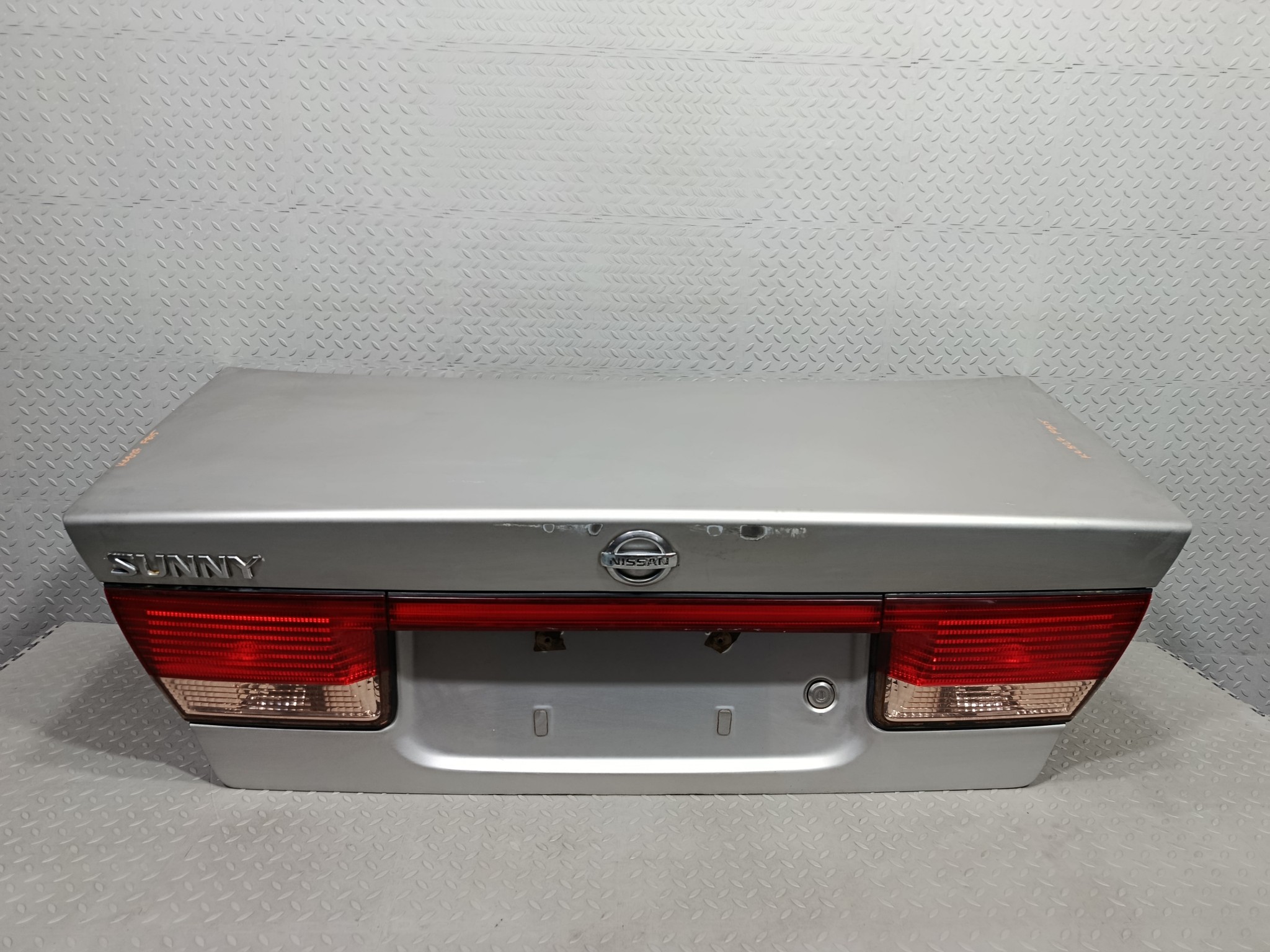 КРЫШКА БАГАЖНИКА NISSAN SUNNY H43004M4CM  серебро, KY0 KE827