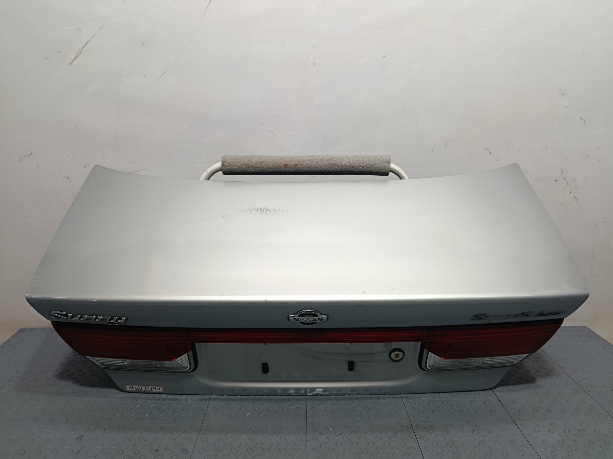 КРЫШКА БАГАЖНИКА NISSAN SUNNY H43004M4CM  серебро, KY0 S3967