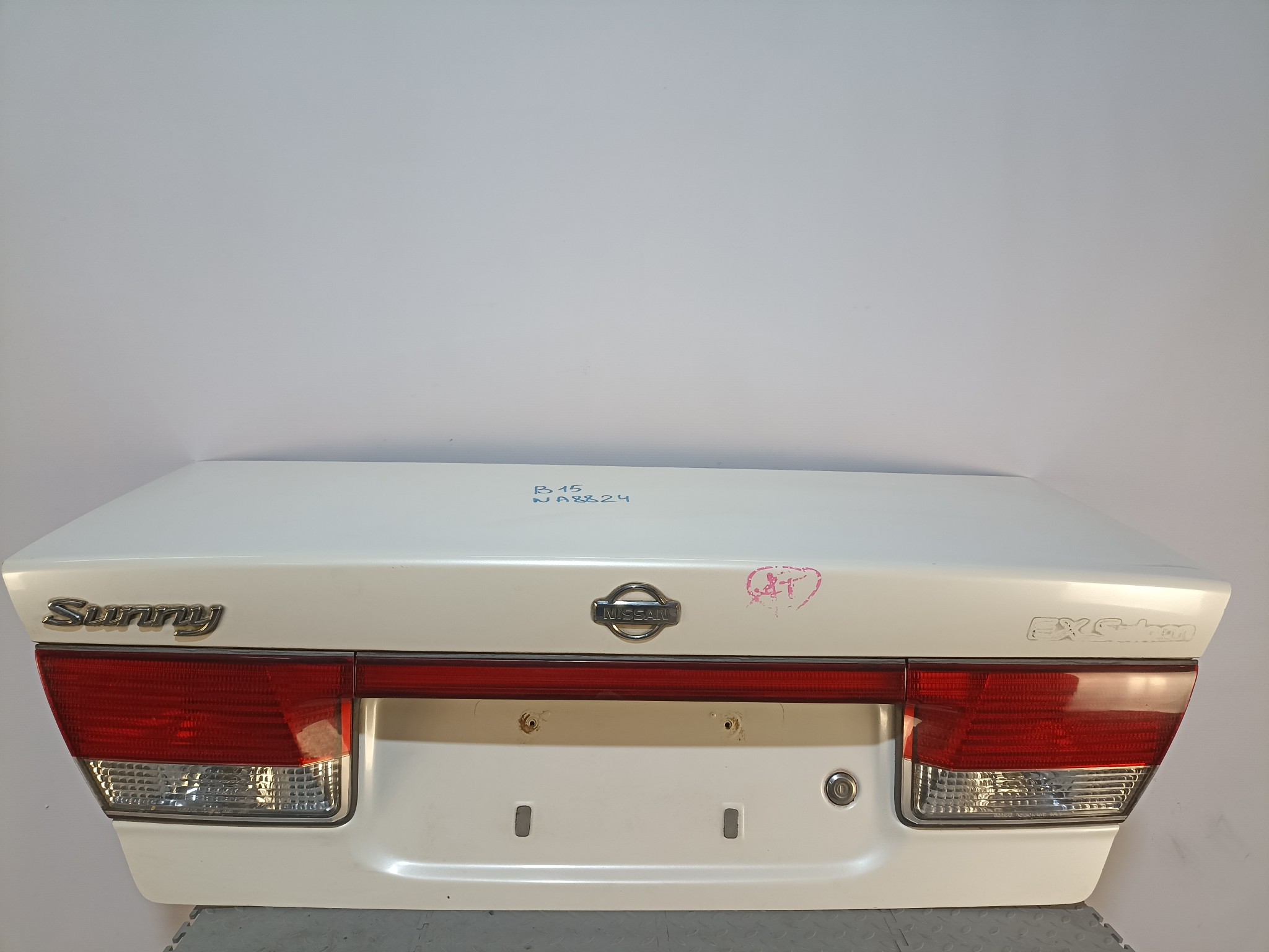 КРЫШКА БАГАЖНИКА NISSAN SUNNY H43004M4CM  белый, WK0 NA8824