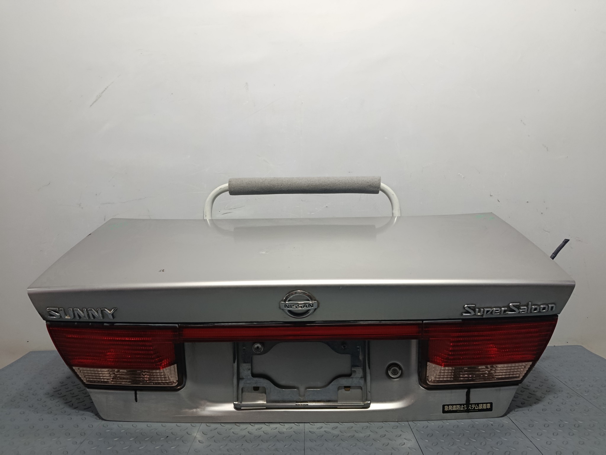 КРЫШКА БАГАЖНИКА NISSAN SUNNY H43004M4CM  серебро, KY0 S3873