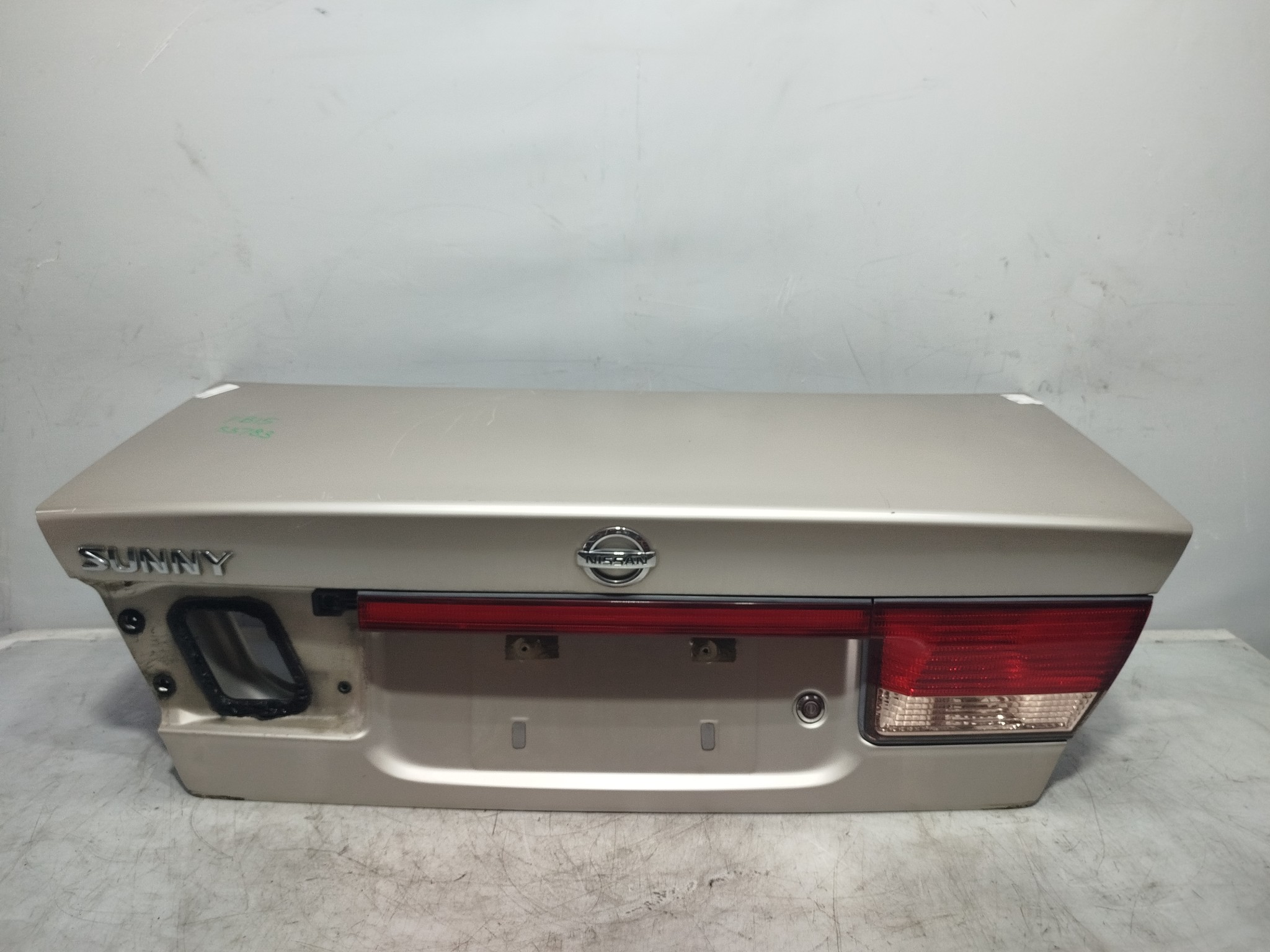 КРЫШКА БАГАЖНИКА NISSAN SUNNY H43004M4CM  бежевый, EVO S3783