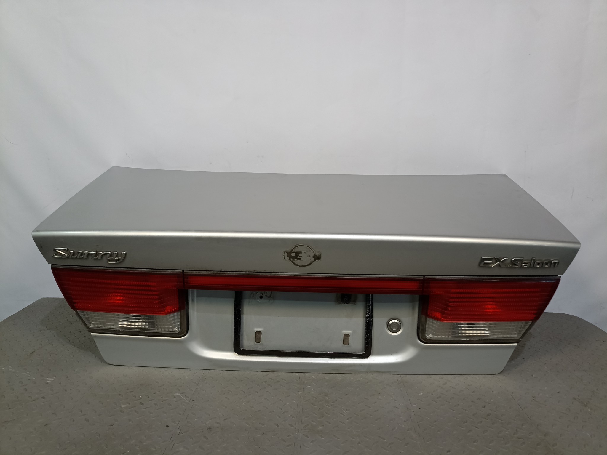 КРЫШКА БАГАЖНИКА NISSAN SUNNY H43004M4CM  серебро, KL0 XA7450