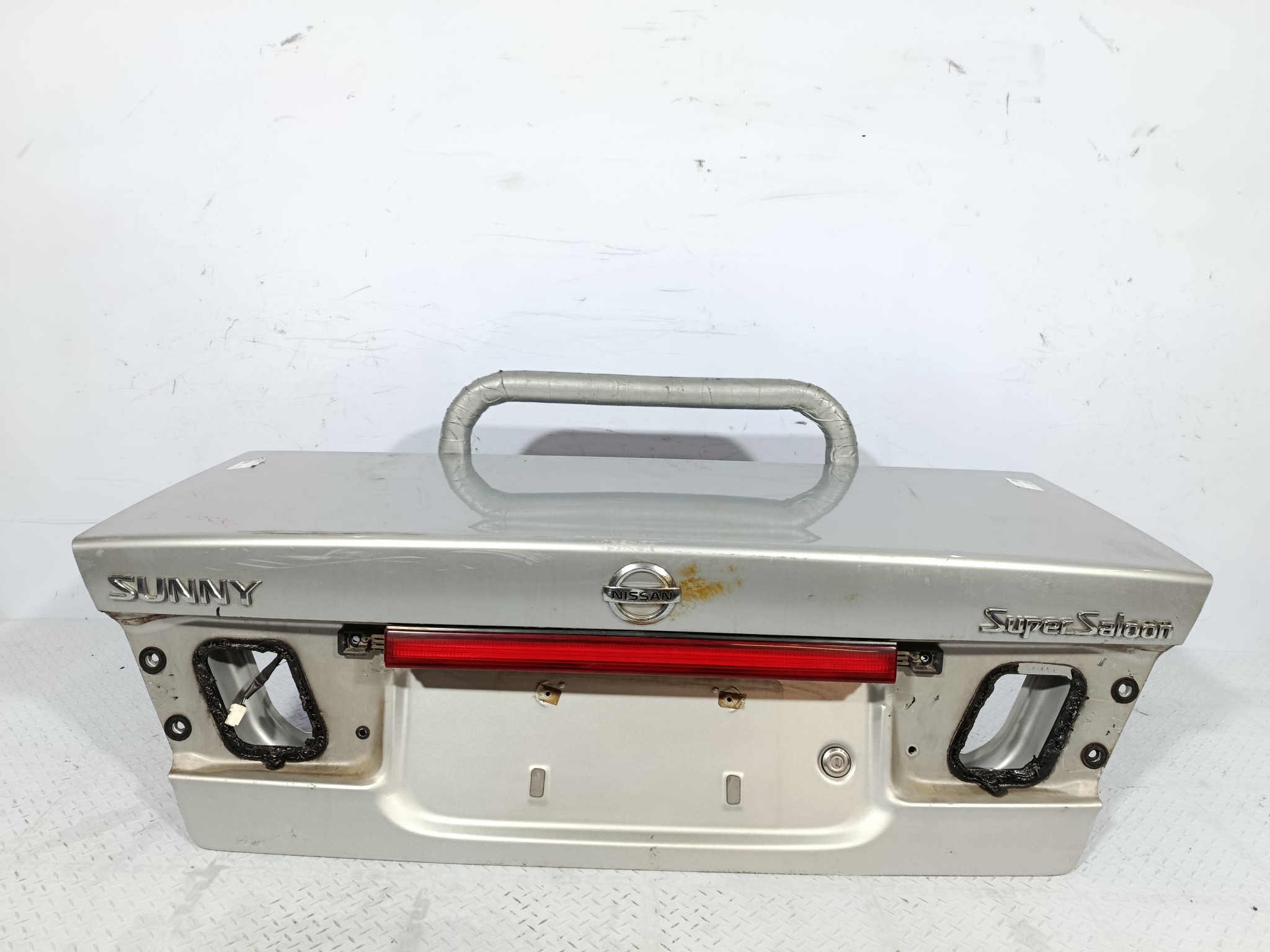 КРЫШКА БАГАЖНИКА NISSAN SUNNY H43004M4CM  серебро, KG1 VE010
