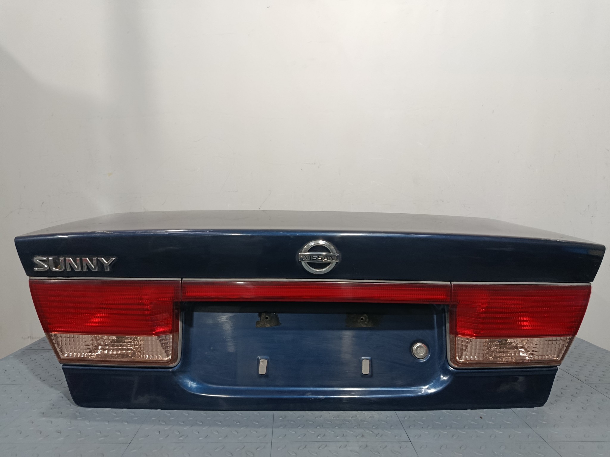 КРЫШКА БАГАЖНИКА NISSAN SUNNY H43004M4CM  синий, BW9 KE622