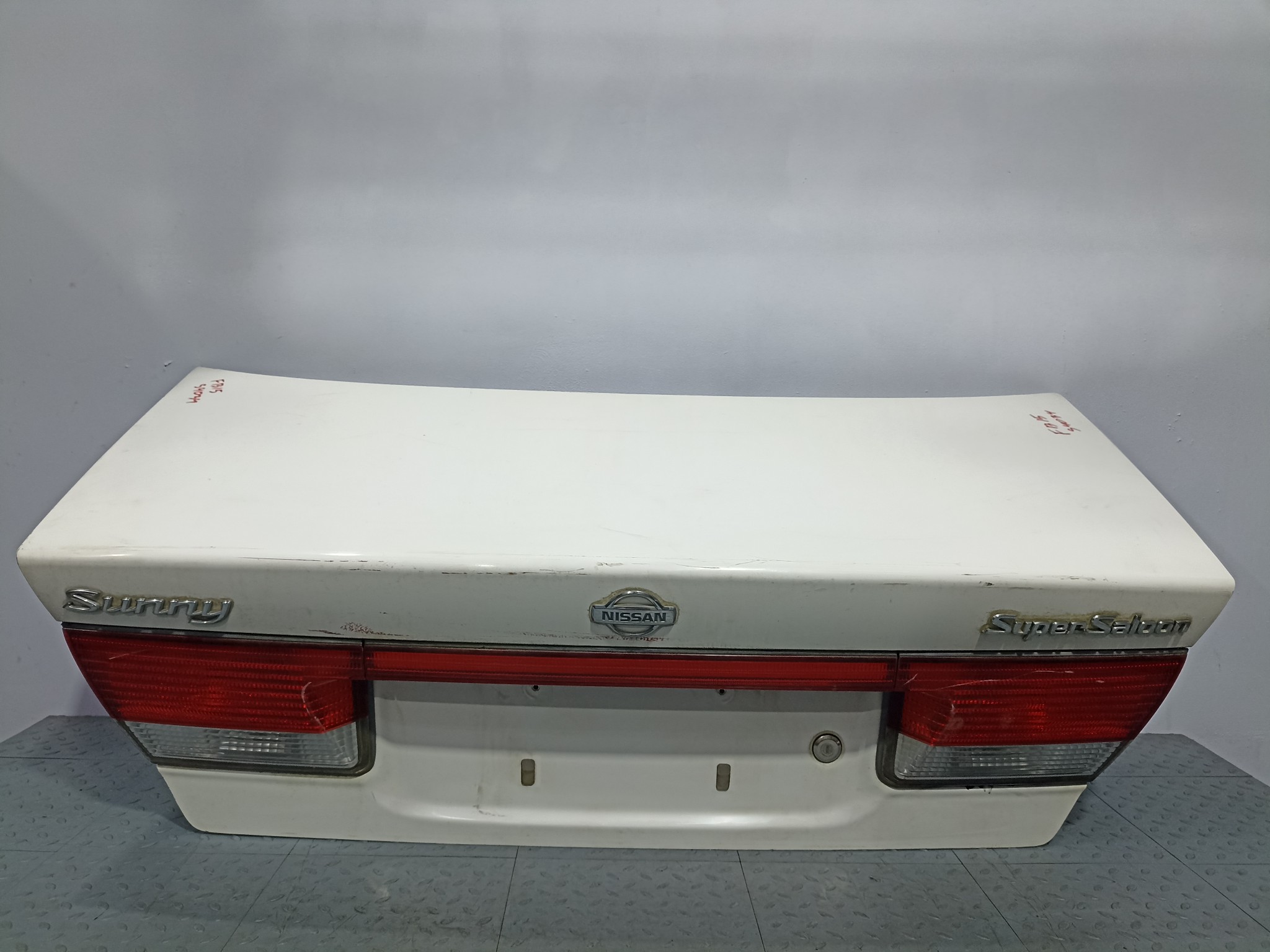 КРЫШКА БАГАЖНИКА NISSAN SUNNY H43004M4CM  белый, 2S2 S4034