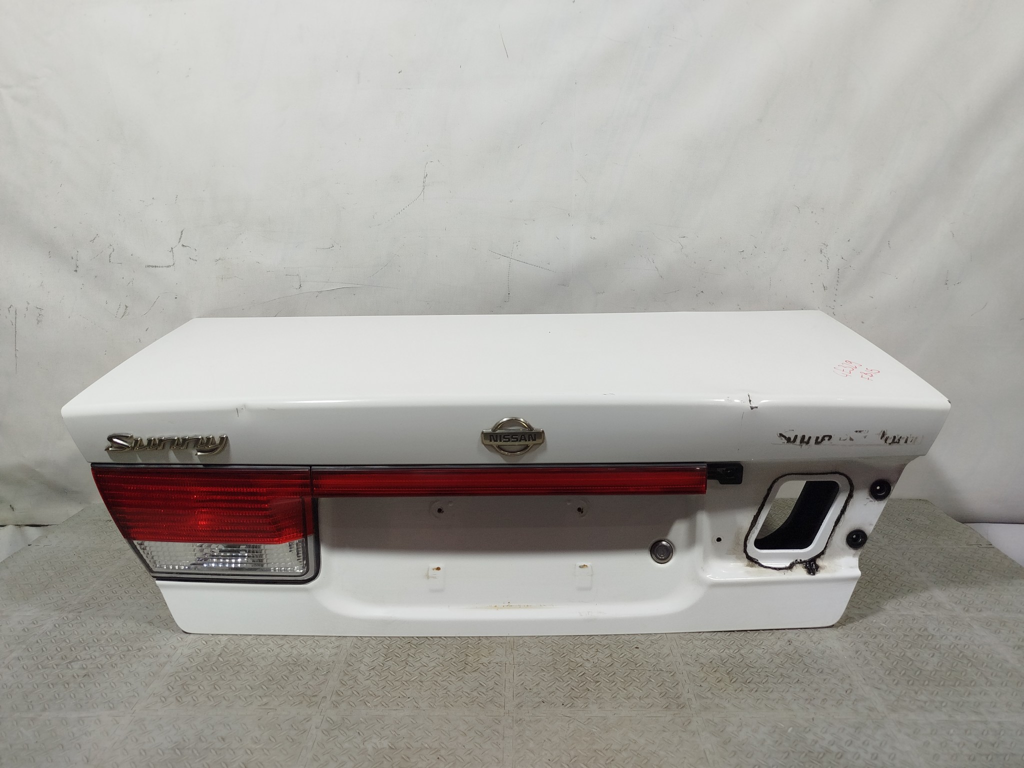 КРЫШКА БАГАЖНИКА NISSAN SUNNY H43004M4CM  белый, QM1 GE329