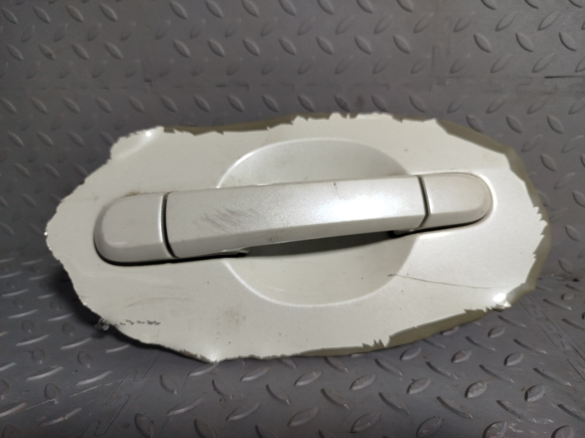 РУЧКА ДВЕРИ ВНЕШНЯЯ NISSAN ЗАДНЯЯ ЛЕВАЯ 82607AW700  белый, QX1 KE712