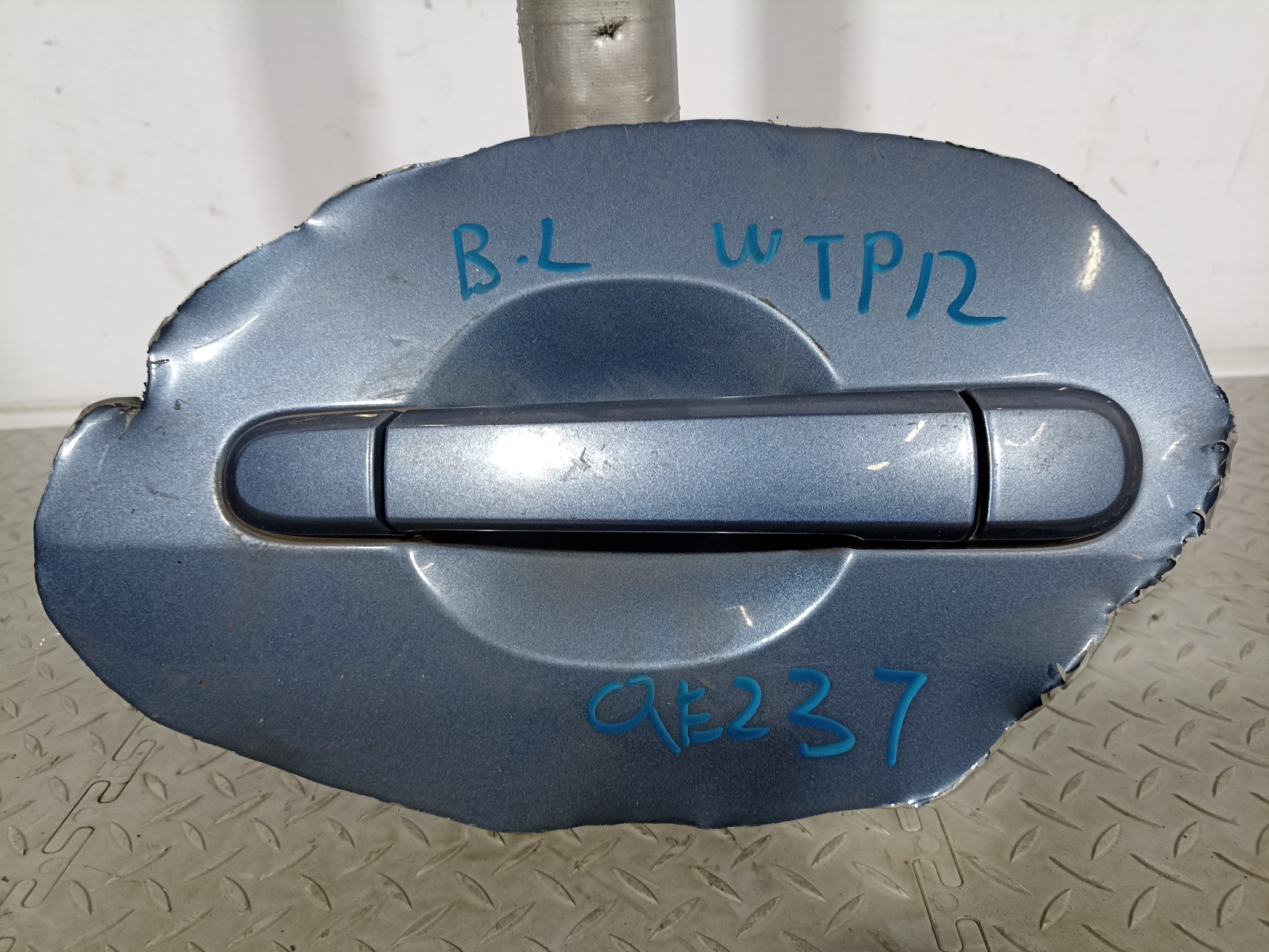 РУЧКА ДВЕРИ ВНЕШНЯЯ NISSAN ЗАДНЯЯ ЛЕВАЯ 82607AW700  синий, BV6 QE237