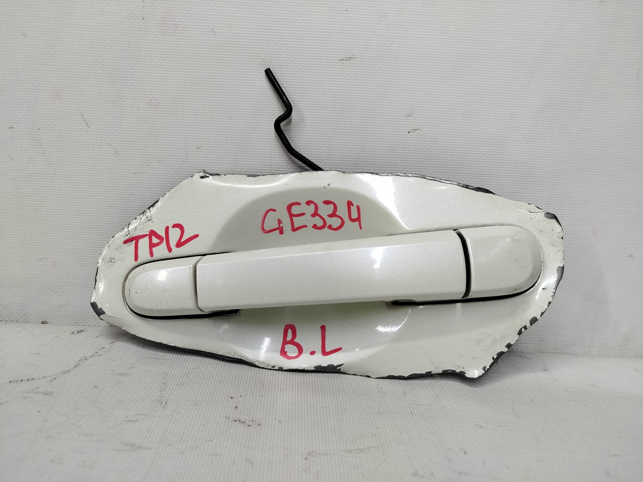 РУЧКА ДВЕРИ ВНЕШНЯЯ NISSAN ЗАДНЯЯ ЛЕВАЯ 82607AW700  белый, QX1 GE334