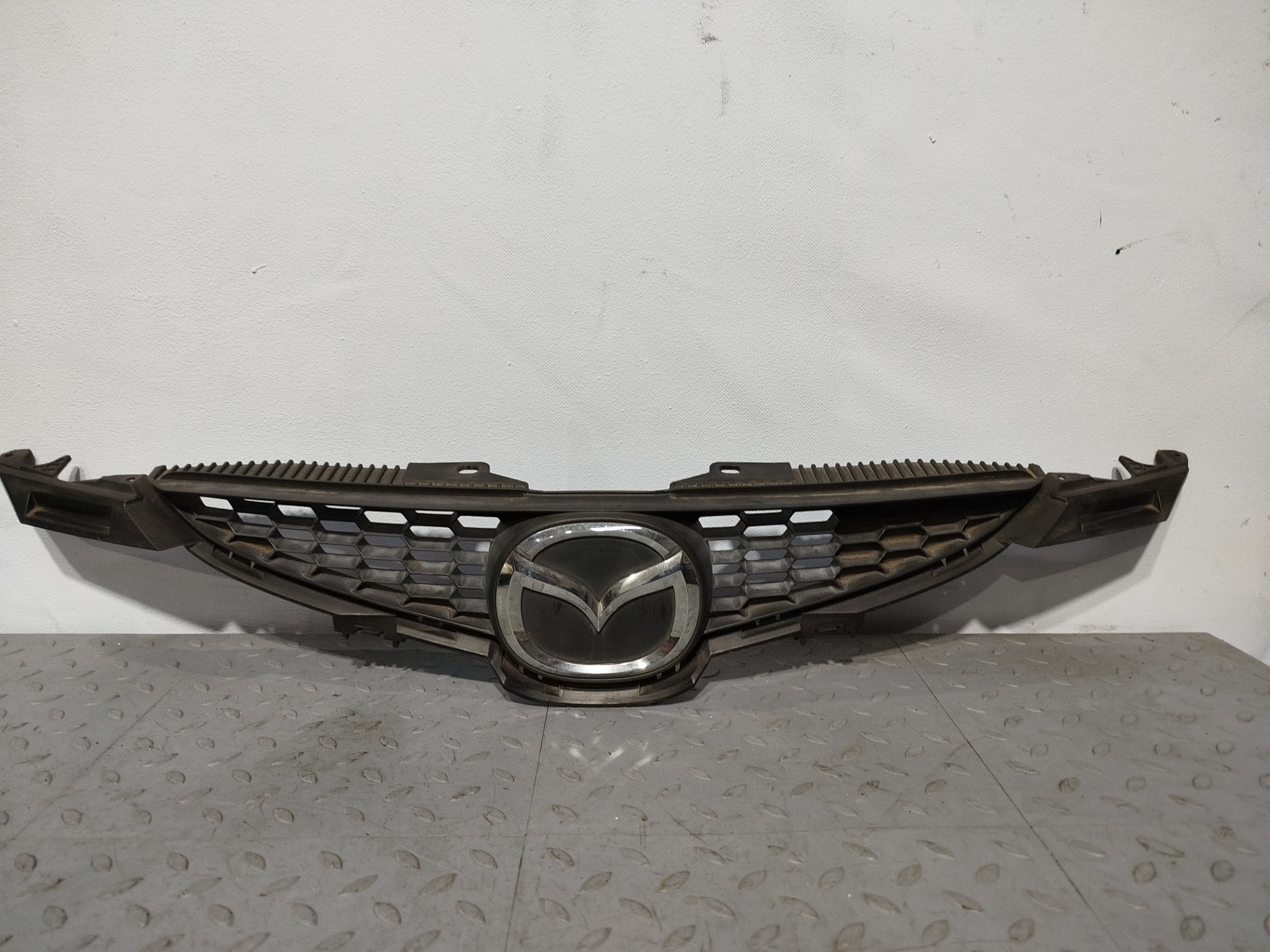 РЕШЕТКА РАДИАТОРА MAZDA D65150710B  F620Z