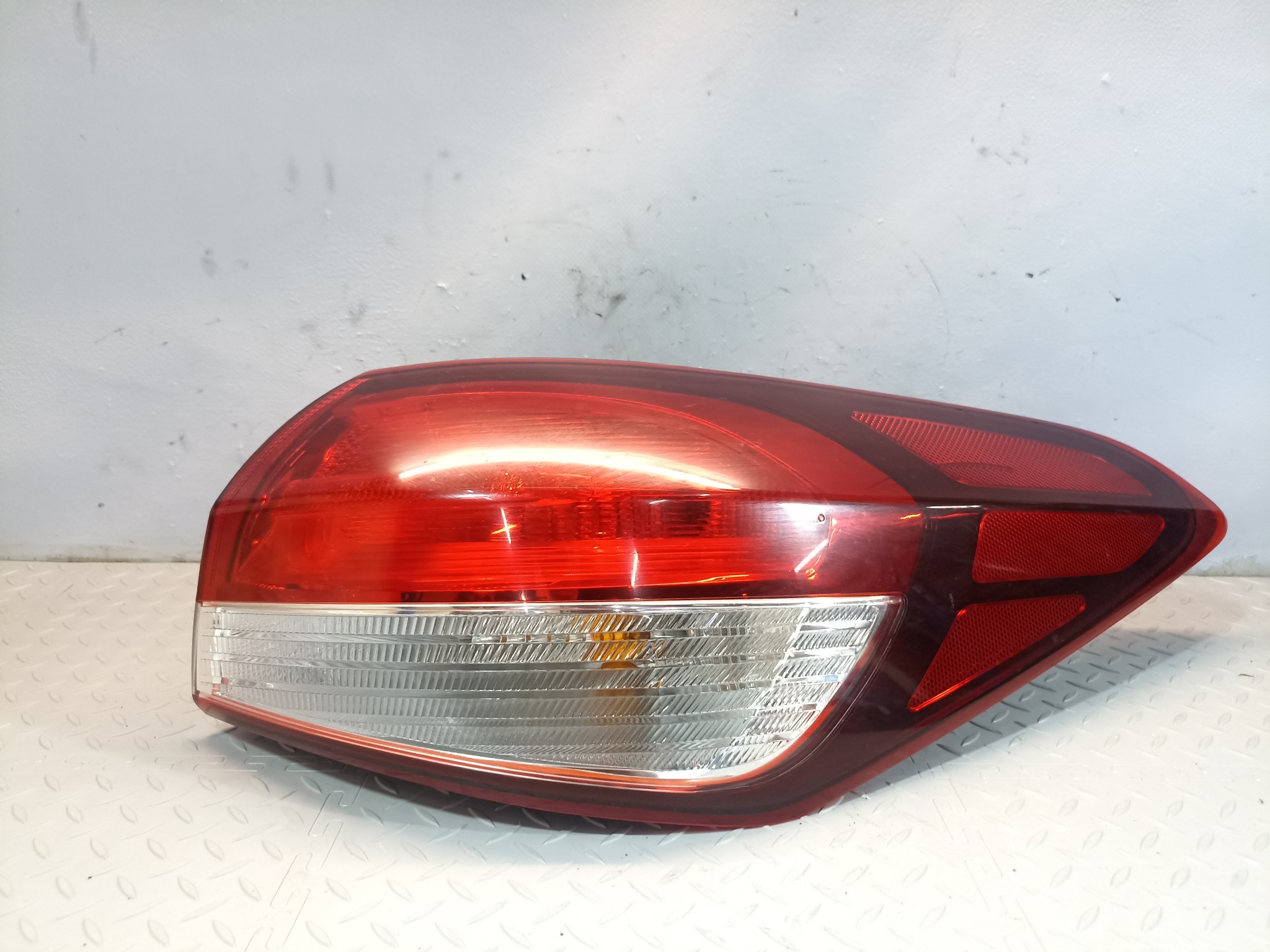 ФОНАРЬ KIA ПРАВЫЙ 92402A7600 YE002