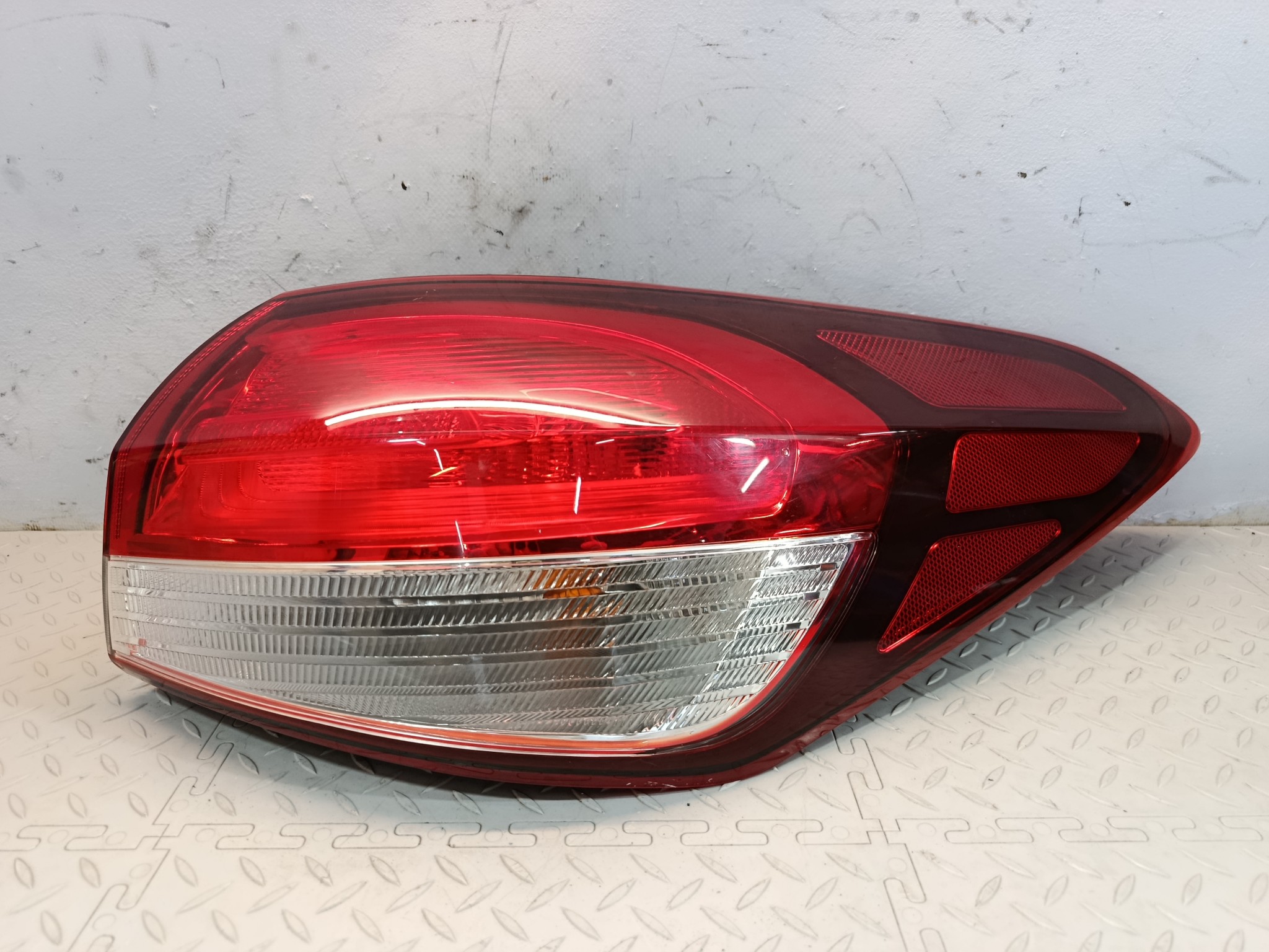 ФОНАРЬ KIA ПРАВЫЙ 92402A7600 YE061