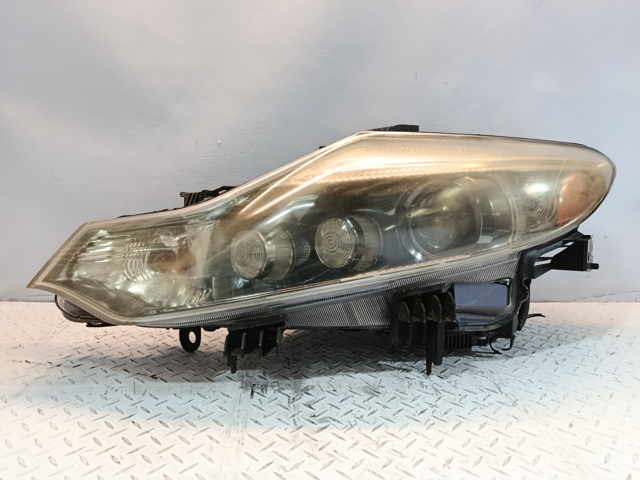 ФАРА NISSAN ЛЕВАЯ 260601AN1A  KB1375Z