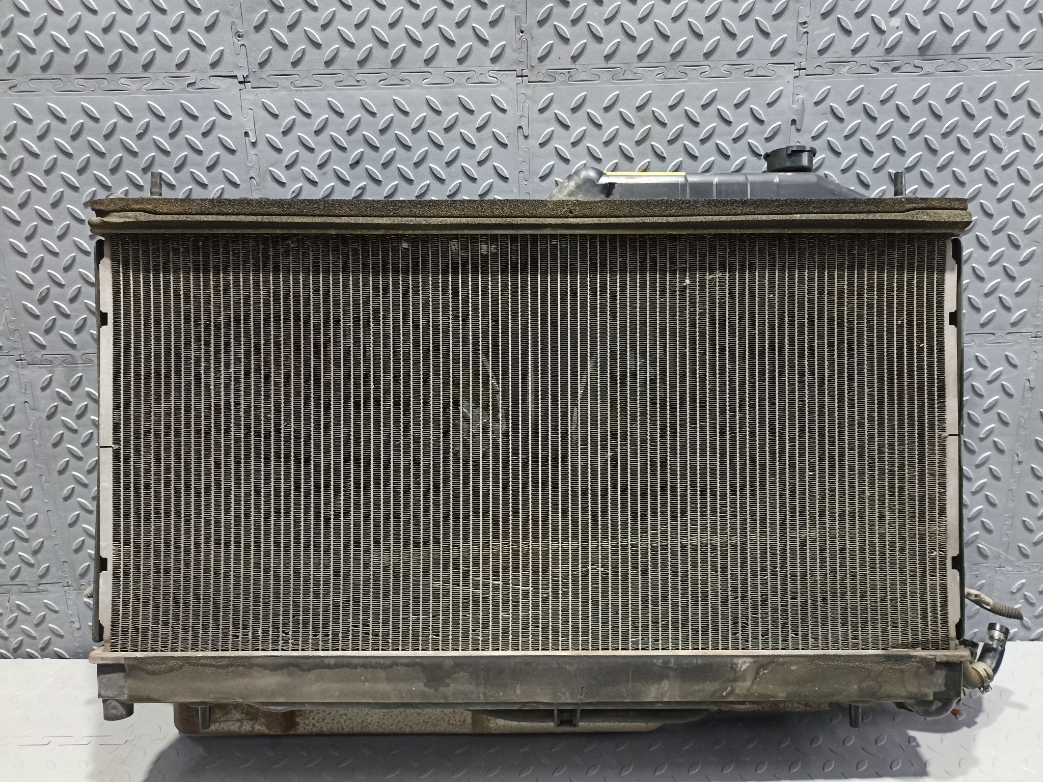 РАДИАТОР ДВИГАТЕЛЯ SUBARU 45111AG001  QA6350Z