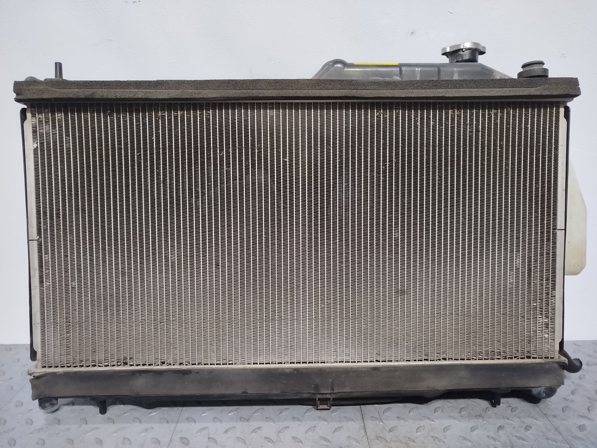 РАДИАТОР ДВИГАТЕЛЯ SUBARU 45111AG001  TA1984