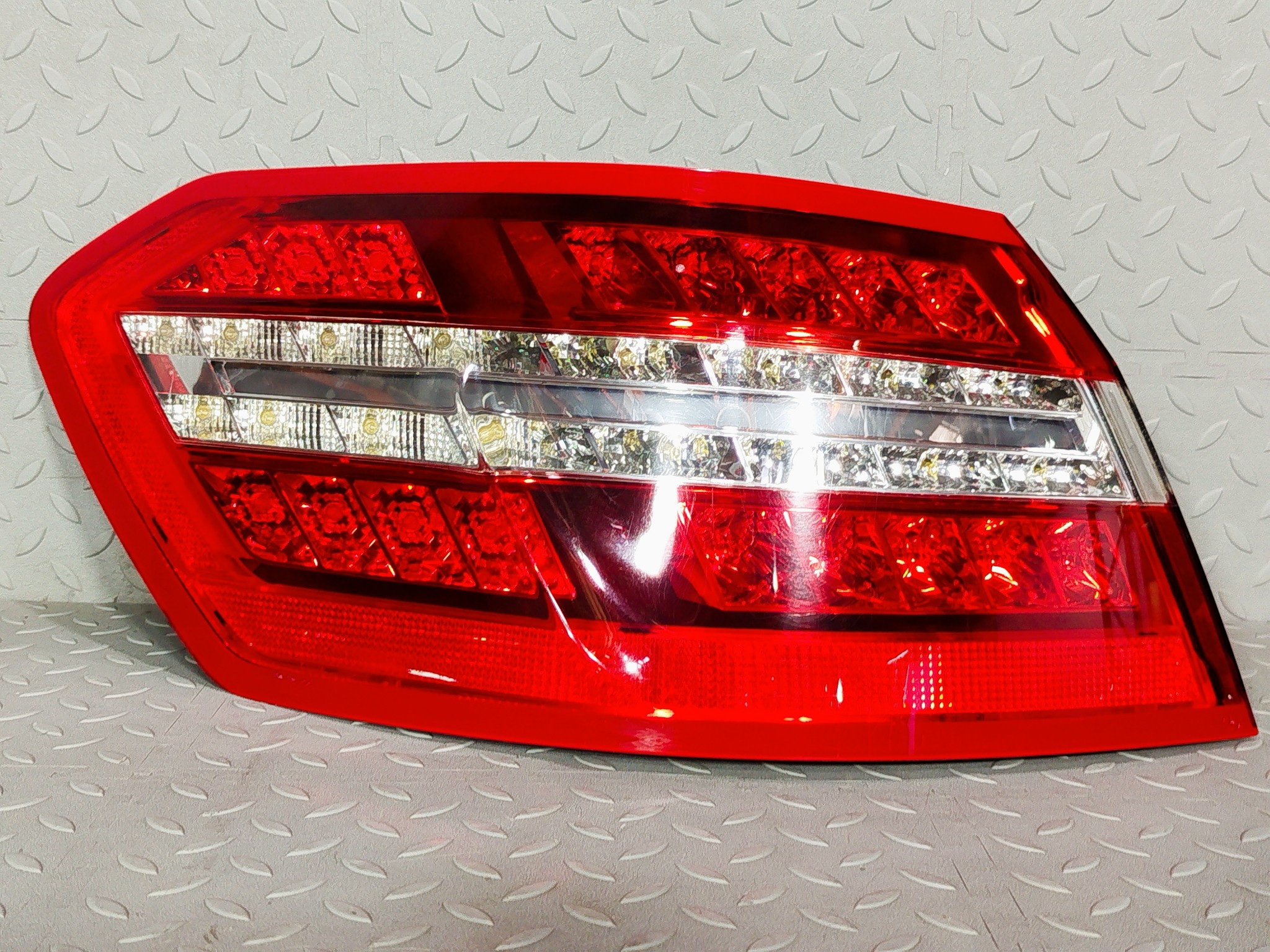 ФОНАРЬ MERCEDES-BENZ ЛЕВЫЙ A2129060558 YE012