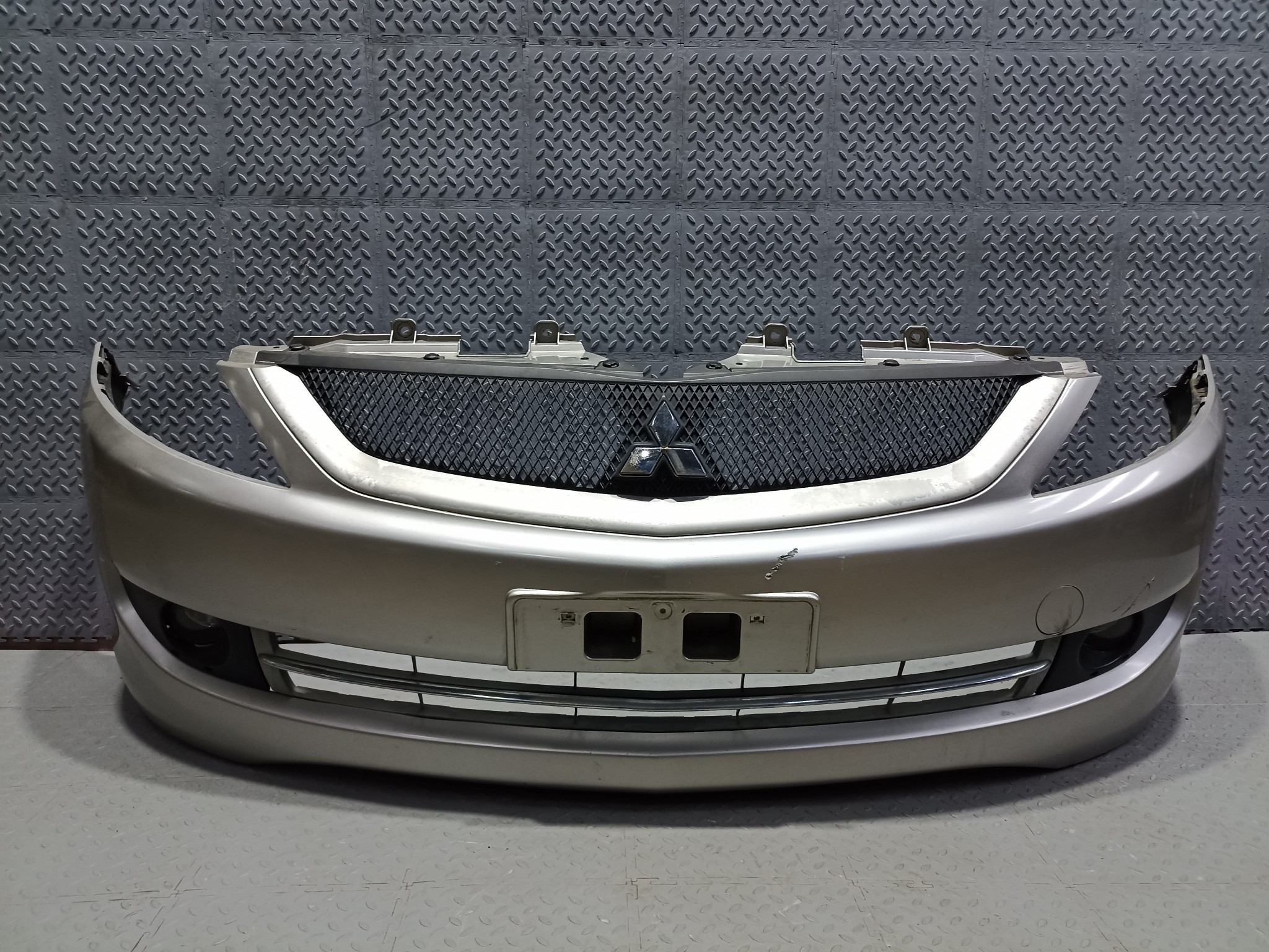 БАМПЕР MITSUBISHI GRANDIS 6400A789WA ПЕРЕДНИЙ  серебро, A17 FA895Z