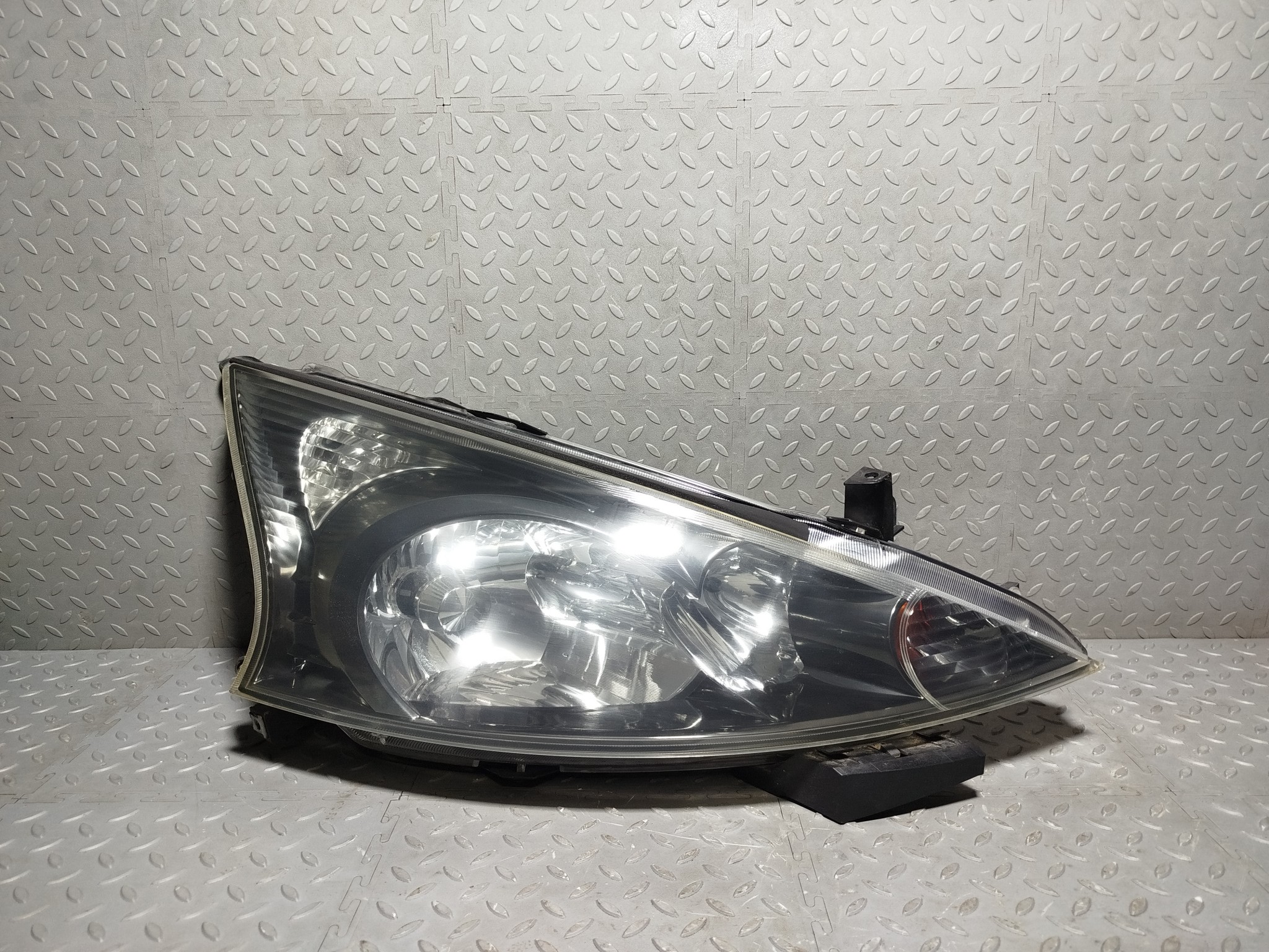 ФАРА MITSUBISHI ПРАВАЯ MN161098  FE083Z