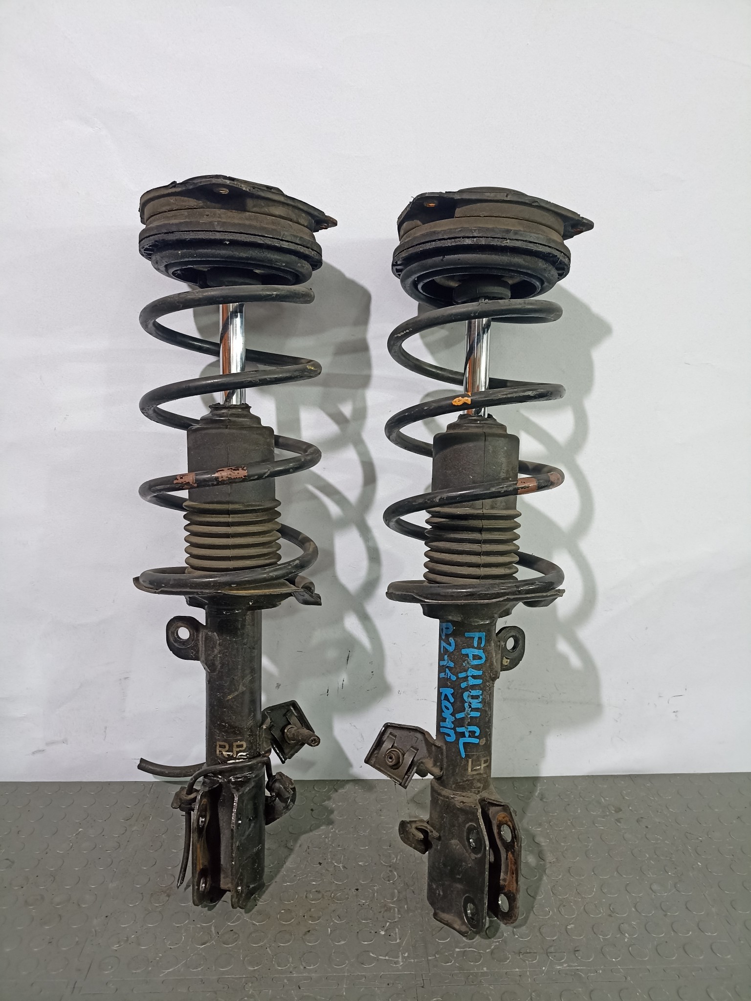 СТОЙКА ХОДОВКИ NISSAN ПЕРЕДНЯЯ ЛЕВАЯ ПРАВАЯ E43034V00A  FA1104
