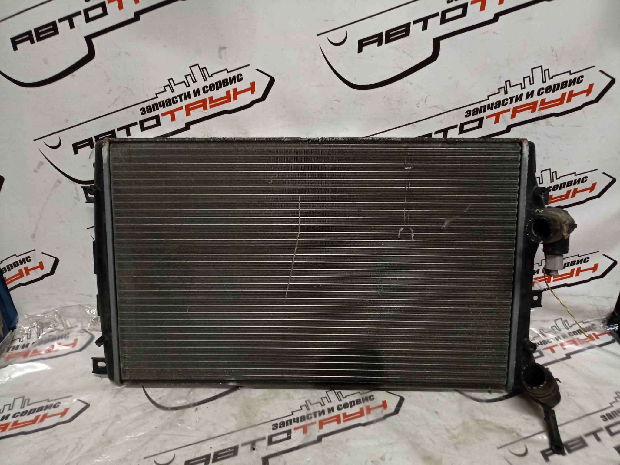 РАДИАТОР ДВИГАТЕЛЯ AUDI VOLKSWAGEN SEAT SKODA 1K0121251AT XA1923Z