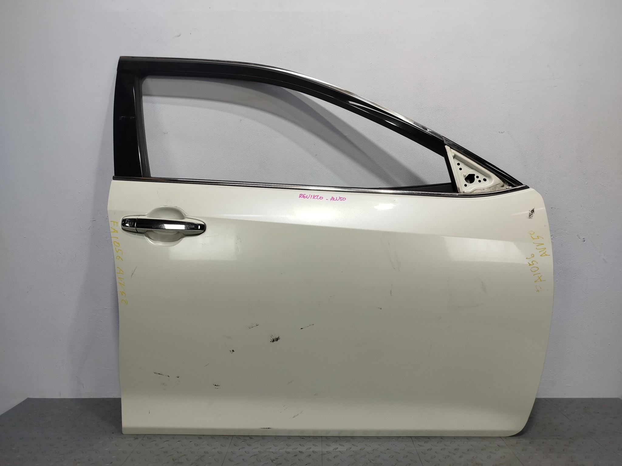 ДВЕРЬ TOYOTA DAIHATSU ALTIS CAMRY 6700133200 ПЕРЕДНЯЯ ПРАВАЯ  белый, 070 FA1066