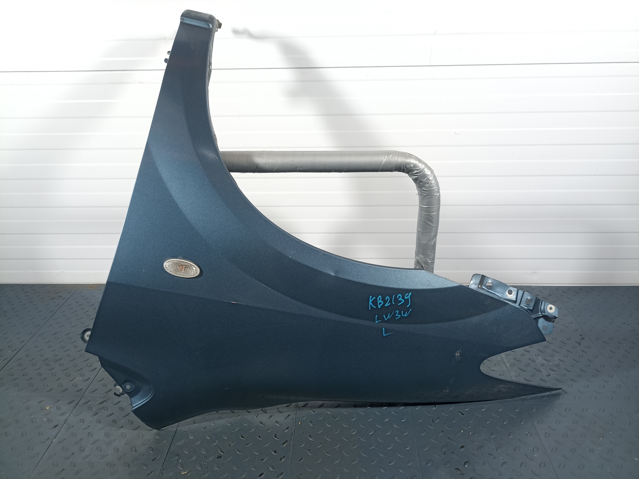 КРЫЛО MAZDA MPV L16552211A ПЕРЕДНЕЕ ЛЕВОЕ  синий, 28P KB2139