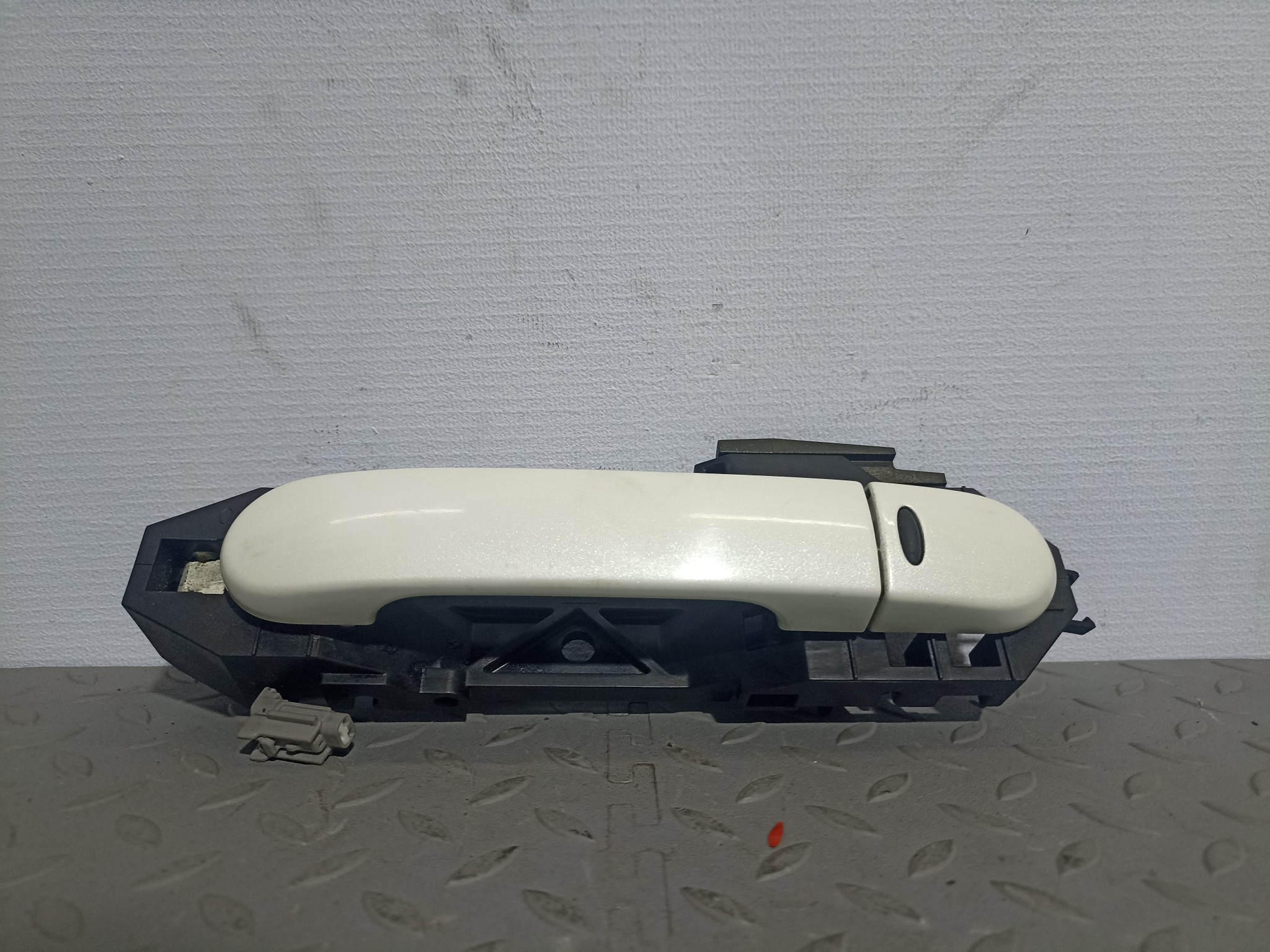 РУЧКА ДВЕРИ ВНЕШНЯЯ NISSAN MAZDA ПЕРЕДНЯЯ ЛЕВАЯ 80611ED010  белый X035Z