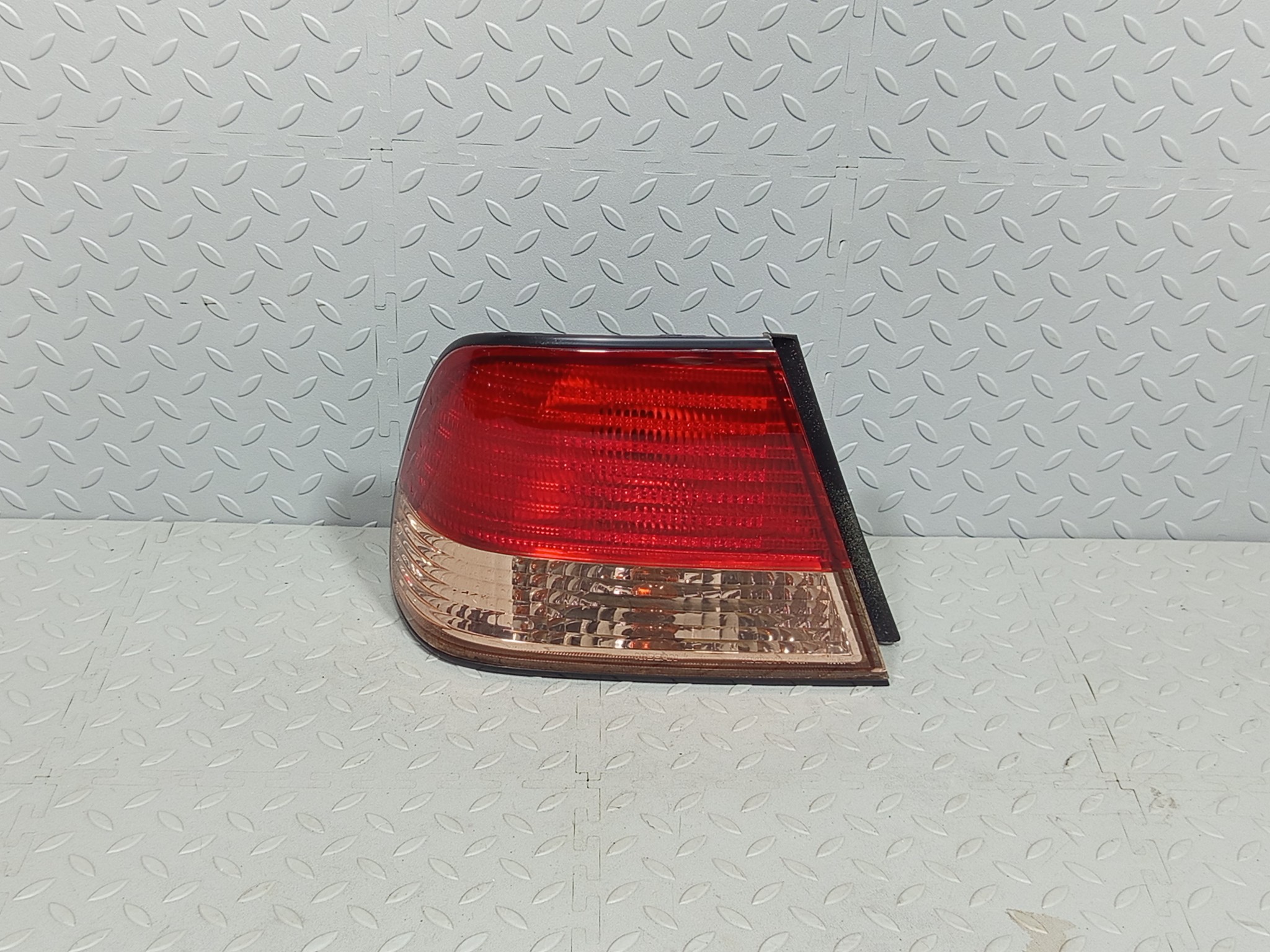 ФОНАРЬ NISSAN ЛЕВЫЙ 265558N025  KE827