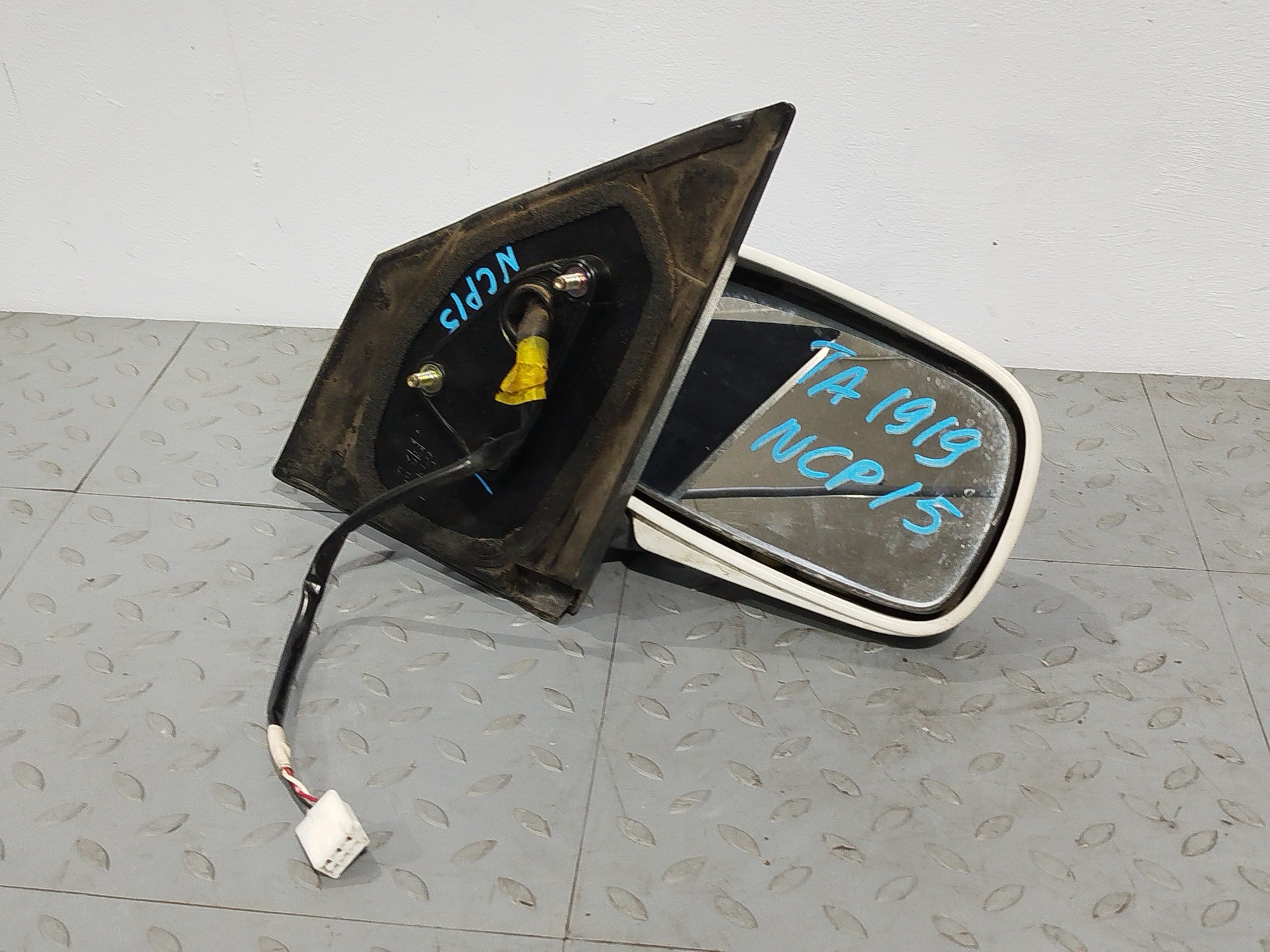 ЗЕРКАЛО TOYOTA PLATZ VITZ ПРАВОЕ 8791052101B0 белый, 040 TA1919
