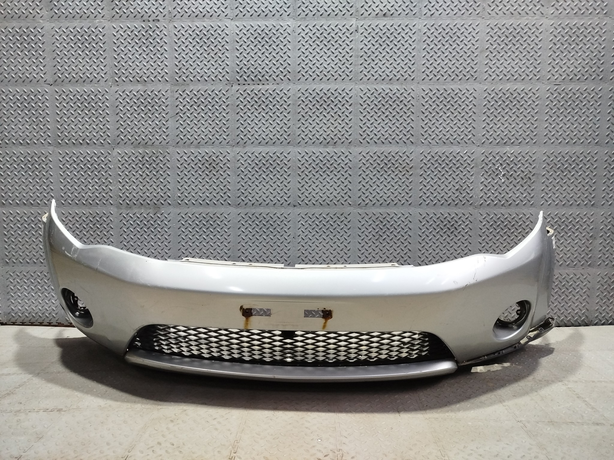 БАМПЕР MITSUBISHI OUTLANDER 6400A957XA ПЕРЕДНИЙ  серебро, A31 KB960Z
