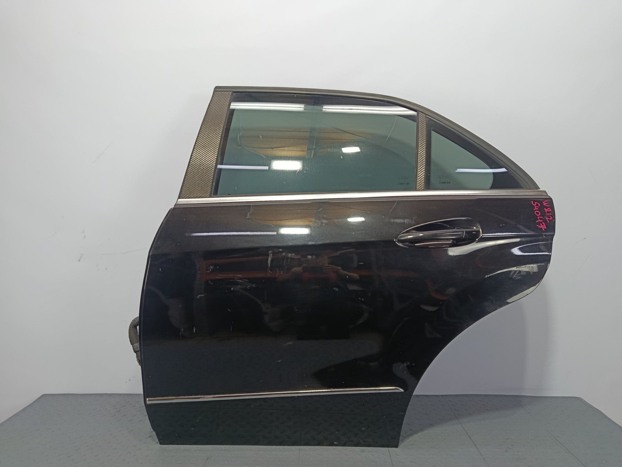 ДВЕРЬ MERCEDES-BENZ E-CLASS A2127300105 ЗАДНЯЯ ЛЕВАЯ черный, 197U S4047