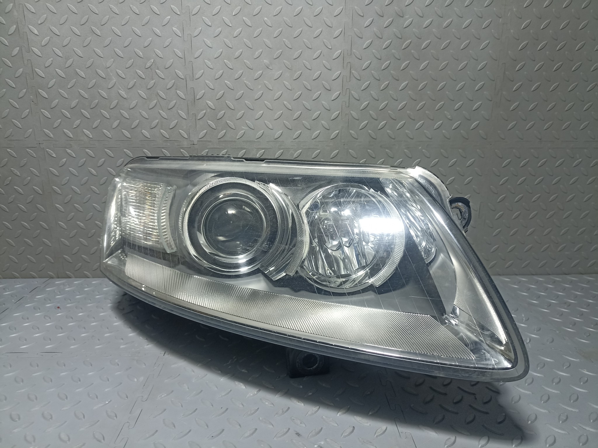 ФАРА AUDI ПРАВАЯ 4F0941030CT XA7609
