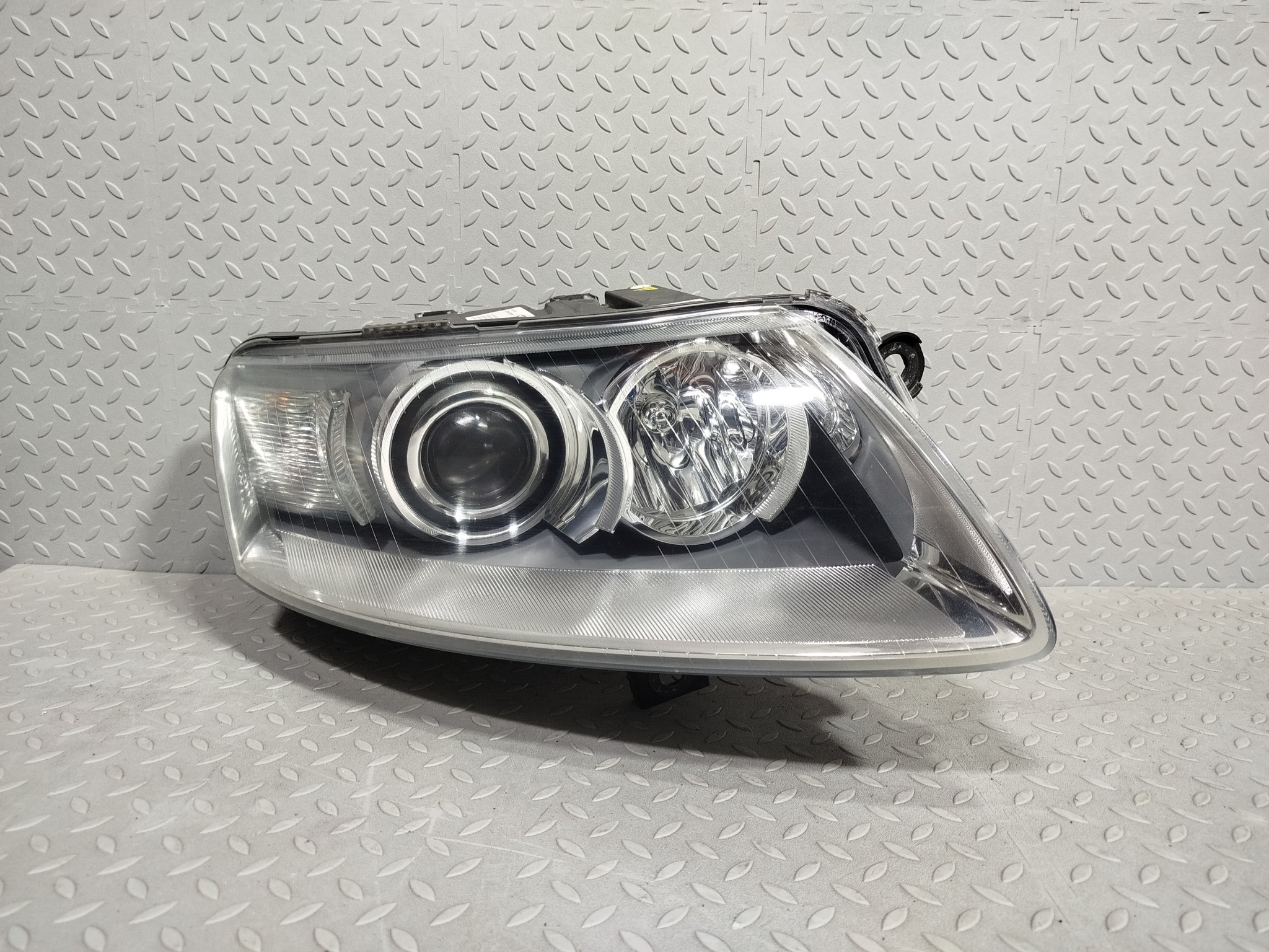 ФАРА AUDI ПРАВАЯ 4F0941030CT KB1109Z