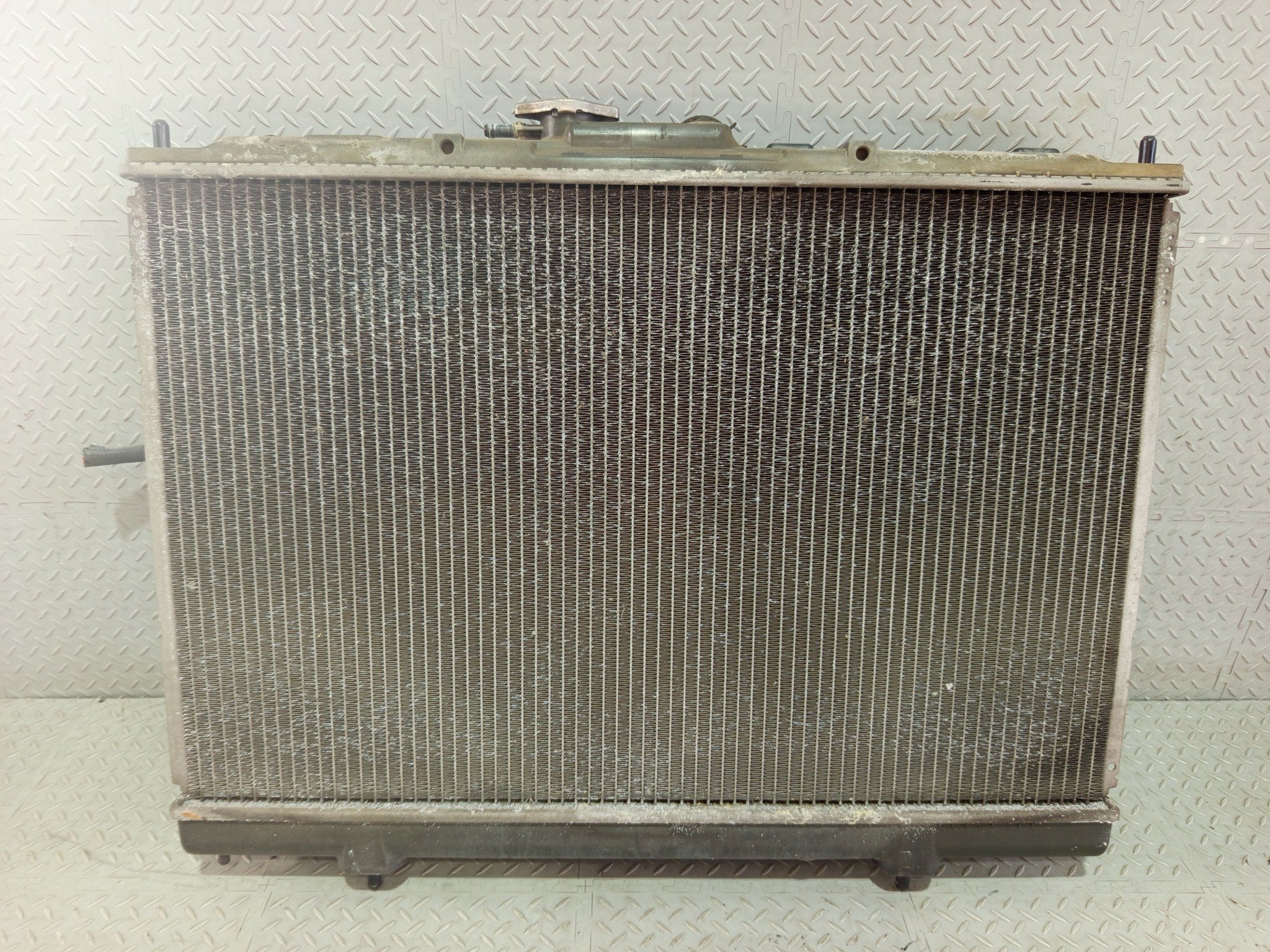 РАДИАТОР ДВИГАТЕЛЯ MITSUBISHI MR373172  S3827Z